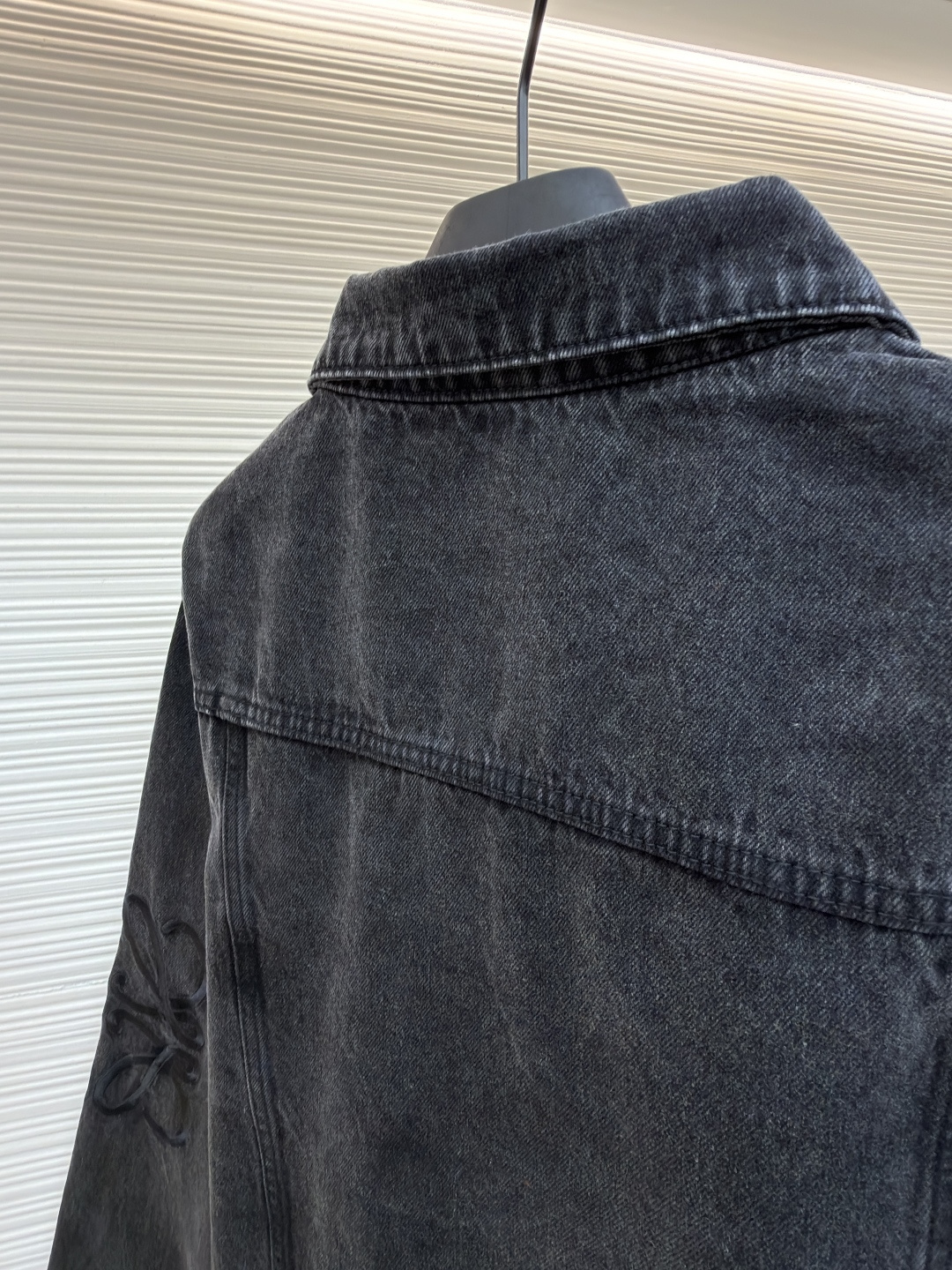 P240 Loewe Anagram单宁牛仔外套
●正品：6802购入开发
●货号：1681755-B10
●面料：单宁牛仔面料
●工艺：激光切割制作
●版型：合身版型
●克重：约990克
●尺码：46-48-50-52
●描述：定制密芯凝纱料 舒适贴肤 质感十足 手肘处饰以 Anagram 镂空设计 胸前钮扣翻盖嵌线口袋为升华 背面经典LOEWE皮标标识点缀 视觉辨识度拉满 个性与品味的宣言 经典与创新的碰撞 牛仔外套的百搭魅力 牛仔元素 亦随性不羁的代名词采用激光切割 人工拆开手肘 平铺出来做激光定位切割Anagram图案 再手工内部贴布最后再人工车缝上去 工费昂贵 损耗高 日产量低采用进口专机红外线定位“Loewe 皮标” 位置更为精准 牢固结实。整体走线平直细腻，面料舒适柔软，颜色一致无色差 能与同款搭配营造时尚造型，驾驭各种场合，定制辅料，三标齐全，男女同款！