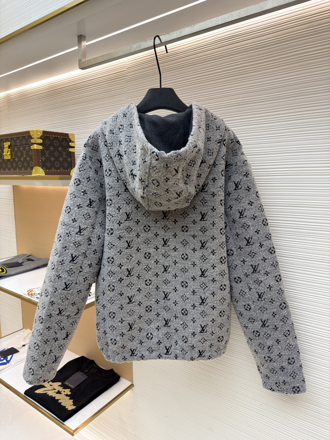 P360 LOUIS VUITTON 珠皮呢印花连帽拉链卫衣 
●原版：36899购入开发
●货号：1681759-C25
●面料：全棉面料
●工艺：印花制作
●颜色：灰色
●版型：合身版型
●克重：约1325克
●尺码：S-M-L-XL
●描述：采用混纺抓绒面料，经柔化水洗工艺处理，触感软糯蓬松且保暖性优异，同时避免起球变形。衣身满印品牌标识图案，通过提花编织工艺一体成型，图案清晰立体、不易脱落，兼具质感与辨识度。连帽设计搭配抽绳细节，适配不同穿搭需求；金属拉链开合兼具耐用性与装饰性，拉链头采用品牌标志性金属件，提升精致度。版型为宽松剪裁，穿着舒展无束缚，袖口、下摆采用同面料收边，保障版型挺括度。全衣缝线工整均匀，手工测量尺寸（误差1-3CM属正常），工艺平衡了休闲属性与品牌高级风格，是兼具实穿性与造型感的单品。整体走线平直细腻，面料舒适柔软，颜色一致无色差 能与同款搭配营造时尚造型，驾驭各种场合，定制辅料，三标齐全，男女同款！