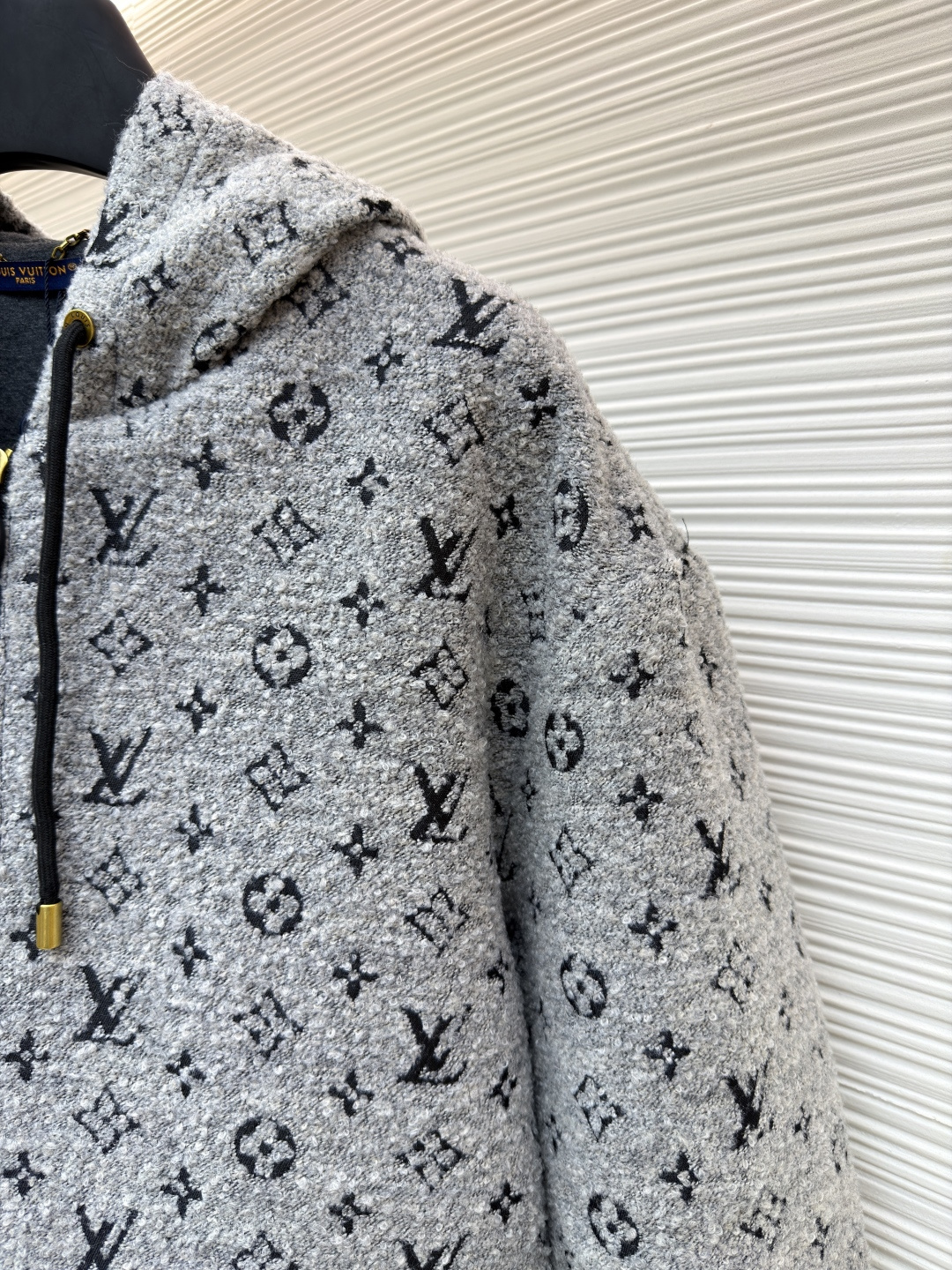 P360 LOUIS VUITTON 珠皮呢印花连帽拉链卫衣 
●原版：36899购入开发
●货号：1681759-C25
●面料：全棉面料
●工艺：印花制作
●颜色：灰色
●版型：合身版型
●克重：约1325克
●尺码：S-M-L-XL
●描述：采用混纺抓绒面料，经柔化水洗工艺处理，触感软糯蓬松且保暖性优异，同时避免起球变形。衣身满印品牌标识图案，通过提花编织工艺一体成型，图案清晰立体、不易脱落，兼具质感与辨识度。连帽设计搭配抽绳细节，适配不同穿搭需求；金属拉链开合兼具耐用性与装饰性，拉链头采用品牌标志性金属件，提升精致度。版型为宽松剪裁，穿着舒展无束缚，袖口、下摆采用同面料收边，保障版型挺括度。全衣缝线工整均匀，手工测量尺寸（误差1-3CM属正常），工艺平衡了休闲属性与品牌高级风格，是兼具实穿性与造型感的单品。整体走线平直细腻，面料舒适柔软，颜色一致无色差 能与同款搭配营造时尚造型，驾驭各种场合，定制辅料，三标齐全，男女同款！