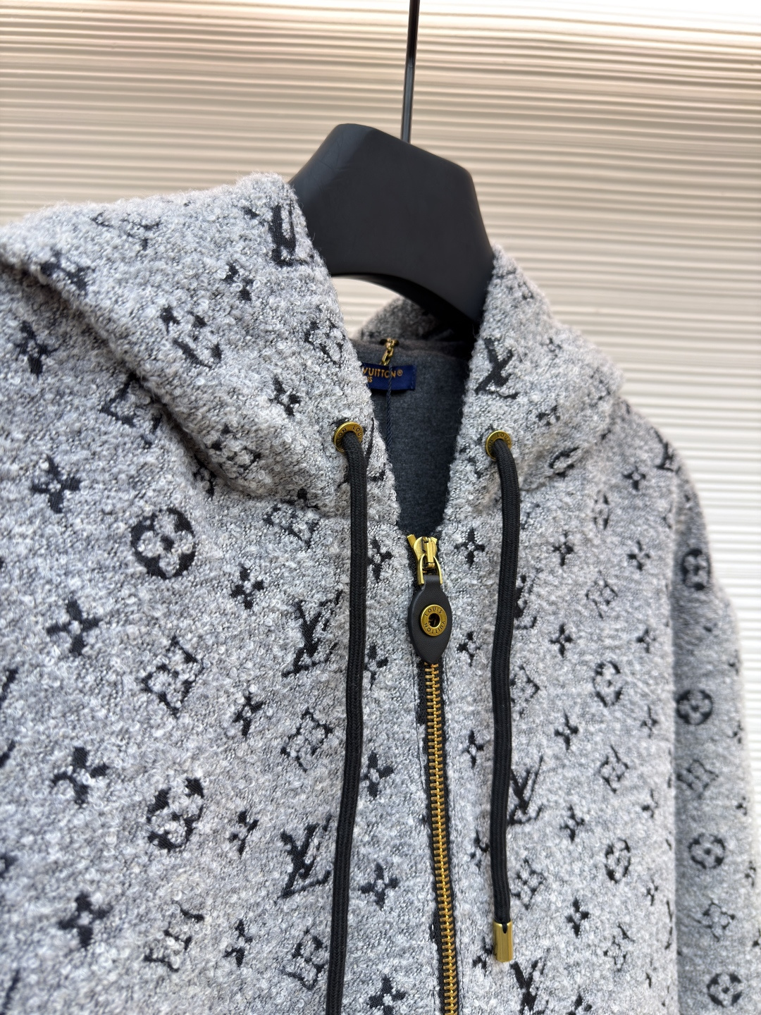 P360 LOUIS VUITTON 珠皮呢印花连帽拉链卫衣 
●原版：36899购入开发
●货号：1681759-C25
●面料：全棉面料
●工艺：印花制作
●颜色：灰色
●版型：合身版型
●克重：约1325克
●尺码：S-M-L-XL
●描述：采用混纺抓绒面料，经柔化水洗工艺处理，触感软糯蓬松且保暖性优异，同时避免起球变形。衣身满印品牌标识图案，通过提花编织工艺一体成型，图案清晰立体、不易脱落，兼具质感与辨识度。连帽设计搭配抽绳细节，适配不同穿搭需求；金属拉链开合兼具耐用性与装饰性，拉链头采用品牌标志性金属件，提升精致度。版型为宽松剪裁，穿着舒展无束缚，袖口、下摆采用同面料收边，保障版型挺括度。全衣缝线工整均匀，手工测量尺寸（误差1-3CM属正常），工艺平衡了休闲属性与品牌高级风格，是兼具实穿性与造型感的单品。整体走线平直细腻，面料舒适柔软，颜色一致无色差 能与同款搭配营造时尚造型，驾驭各种场合，定制辅料，三标齐全，男女同款！