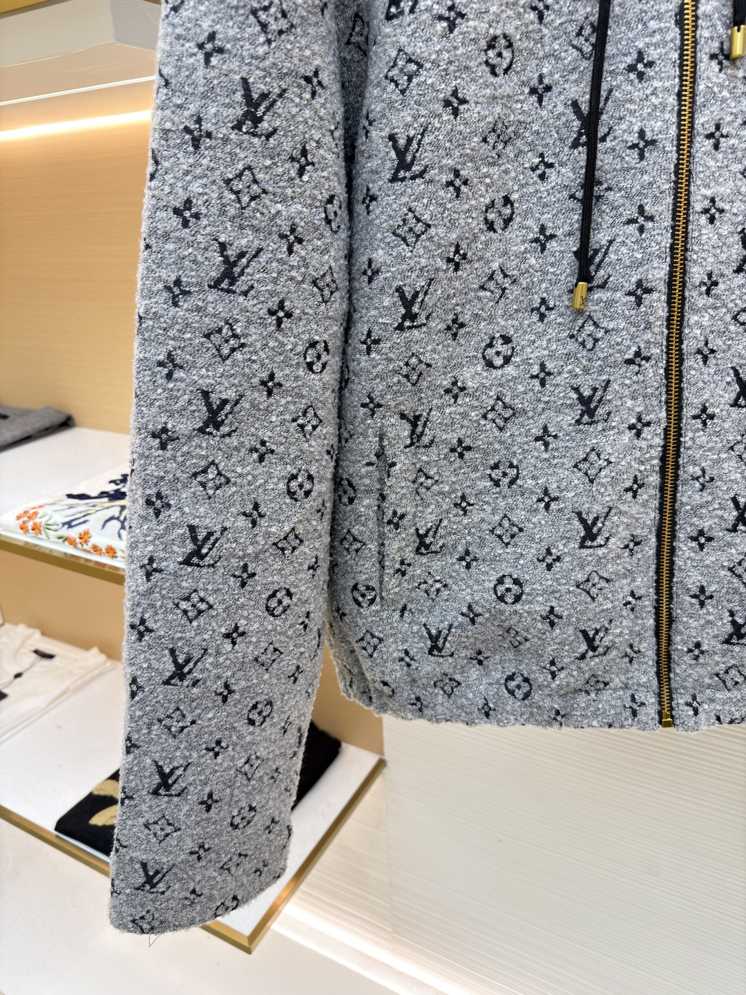 P360 LOUIS VUITTON 珠皮呢印花连帽拉链卫衣 
●原版：36899购入开发
●货号：1681759-C25
●面料：全棉面料
●工艺：印花制作
●颜色：灰色
●版型：合身版型
●克重：约1325克
●尺码：S-M-L-XL
●描述：采用混纺抓绒面料，经柔化水洗工艺处理，触感软糯蓬松且保暖性优异，同时避免起球变形。衣身满印品牌标识图案，通过提花编织工艺一体成型，图案清晰立体、不易脱落，兼具质感与辨识度。连帽设计搭配抽绳细节，适配不同穿搭需求；金属拉链开合兼具耐用性与装饰性，拉链头采用品牌标志性金属件，提升精致度。版型为宽松剪裁，穿着舒展无束缚，袖口、下摆采用同面料收边，保障版型挺括度。全衣缝线工整均匀，手工测量尺寸（误差1-3CM属正常），工艺平衡了休闲属性与品牌高级风格，是兼具实穿性与造型感的单品。整体走线平直细腻，面料舒适柔软，颜色一致无色差 能与同款搭配营造时尚造型，驾驭各种场合，定制辅料，三标齐全，男女同款！