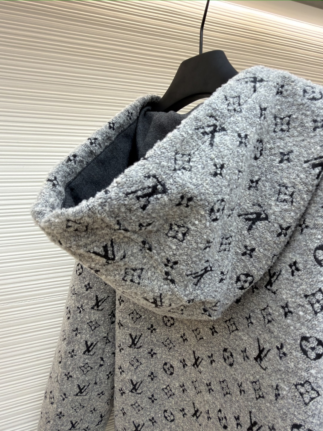 P360 LOUIS VUITTON 珠皮呢印花连帽拉链卫衣 
●原版：36899购入开发
●货号：1681759-C25
●面料：全棉面料
●工艺：印花制作
●颜色：灰色
●版型：合身版型
●克重：约1325克
●尺码：S-M-L-XL
●描述：采用混纺抓绒面料，经柔化水洗工艺处理，触感软糯蓬松且保暖性优异，同时避免起球变形。衣身满印品牌标识图案，通过提花编织工艺一体成型，图案清晰立体、不易脱落，兼具质感与辨识度。连帽设计搭配抽绳细节，适配不同穿搭需求；金属拉链开合兼具耐用性与装饰性，拉链头采用品牌标志性金属件，提升精致度。版型为宽松剪裁，穿着舒展无束缚，袖口、下摆采用同面料收边，保障版型挺括度。全衣缝线工整均匀，手工测量尺寸（误差1-3CM属正常），工艺平衡了休闲属性与品牌高级风格，是兼具实穿性与造型感的单品。整体走线平直细腻，面料舒适柔软，颜色一致无色差 能与同款搭配营造时尚造型，驾驭各种场合，定制辅料，三标齐全，男女同款！