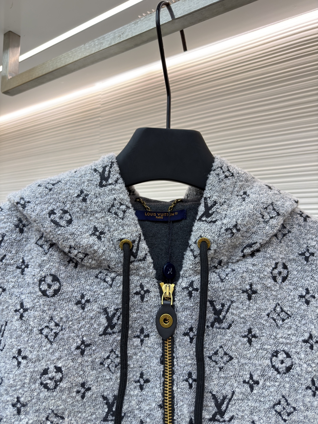 P360 LOUIS VUITTON 珠皮呢印花连帽拉链卫衣 
●原版：36899购入开发
●货号：1681759-C25
●面料：全棉面料
●工艺：印花制作
●颜色：灰色
●版型：合身版型
●克重：约1325克
●尺码：S-M-L-XL
●描述：采用混纺抓绒面料，经柔化水洗工艺处理，触感软糯蓬松且保暖性优异，同时避免起球变形。衣身满印品牌标识图案，通过提花编织工艺一体成型，图案清晰立体、不易脱落，兼具质感与辨识度。连帽设计搭配抽绳细节，适配不同穿搭需求；金属拉链开合兼具耐用性与装饰性，拉链头采用品牌标志性金属件，提升精致度。版型为宽松剪裁，穿着舒展无束缚，袖口、下摆采用同面料收边，保障版型挺括度。全衣缝线工整均匀，手工测量尺寸（误差1-3CM属正常），工艺平衡了休闲属性与品牌高级风格，是兼具实穿性与造型感的单品。整体走线平直细腻，面料舒适柔软，颜色一致无色差 能与同款搭配营造时尚造型，驾驭各种场合，定制辅料，三标齐全，男女同款！