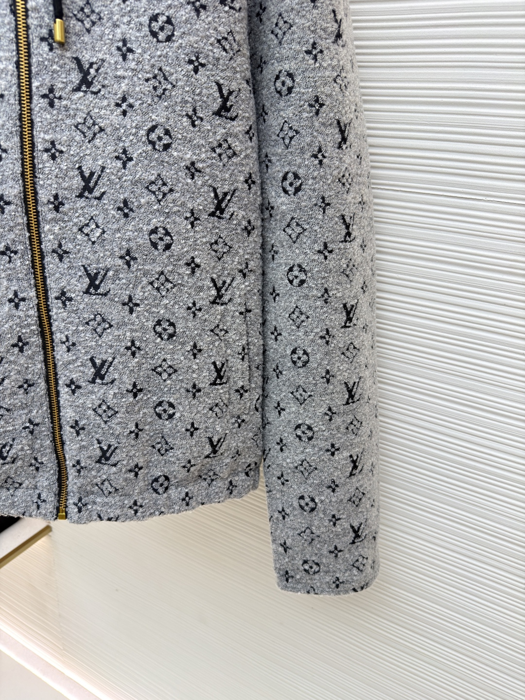 P360 LOUIS VUITTON 珠皮呢印花连帽拉链卫衣 
●原版：36899购入开发
●货号：1681759-C25
●面料：全棉面料
●工艺：印花制作
●颜色：灰色
●版型：合身版型
●克重：约1325克
●尺码：S-M-L-XL
●描述：采用混纺抓绒面料，经柔化水洗工艺处理，触感软糯蓬松且保暖性优异，同时避免起球变形。衣身满印品牌标识图案，通过提花编织工艺一体成型，图案清晰立体、不易脱落，兼具质感与辨识度。连帽设计搭配抽绳细节，适配不同穿搭需求；金属拉链开合兼具耐用性与装饰性，拉链头采用品牌标志性金属件，提升精致度。版型为宽松剪裁，穿着舒展无束缚，袖口、下摆采用同面料收边，保障版型挺括度。全衣缝线工整均匀，手工测量尺寸（误差1-3CM属正常），工艺平衡了休闲属性与品牌高级风格，是兼具实穿性与造型感的单品。整体走线平直细腻，面料舒适柔软，颜色一致无色差 能与同款搭配营造时尚造型，驾驭各种场合，定制辅料，三标齐全，男女同款！