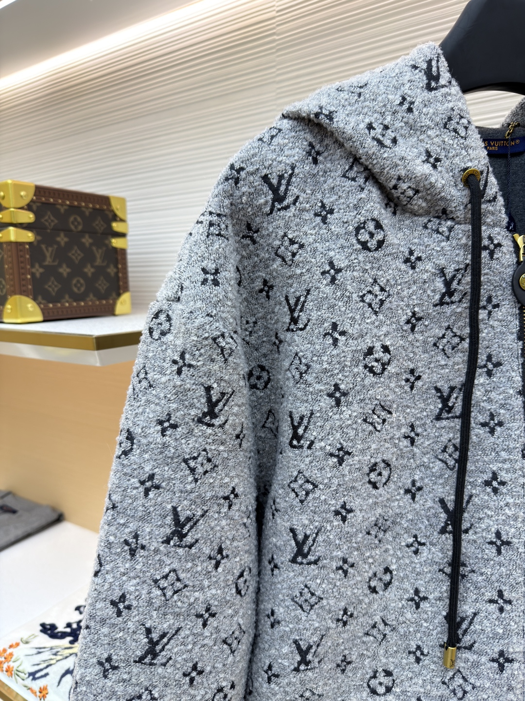 P360 LOUIS VUITTON 珠皮呢印花连帽拉链卫衣 
●原版：36899购入开发
●货号：1681759-C25
●面料：全棉面料
●工艺：印花制作
●颜色：灰色
●版型：合身版型
●克重：约1325克
●尺码：S-M-L-XL
●描述：采用混纺抓绒面料，经柔化水洗工艺处理，触感软糯蓬松且保暖性优异，同时避免起球变形。衣身满印品牌标识图案，通过提花编织工艺一体成型，图案清晰立体、不易脱落，兼具质感与辨识度。连帽设计搭配抽绳细节，适配不同穿搭需求；金属拉链开合兼具耐用性与装饰性，拉链头采用品牌标志性金属件，提升精致度。版型为宽松剪裁，穿着舒展无束缚，袖口、下摆采用同面料收边，保障版型挺括度。全衣缝线工整均匀，手工测量尺寸（误差1-3CM属正常），工艺平衡了休闲属性与品牌高级风格，是兼具实穿性与造型感的单品。整体走线平直细腻，面料舒适柔软，颜色一致无色差 能与同款搭配营造时尚造型，驾驭各种场合，定制辅料，三标齐全，男女同款！