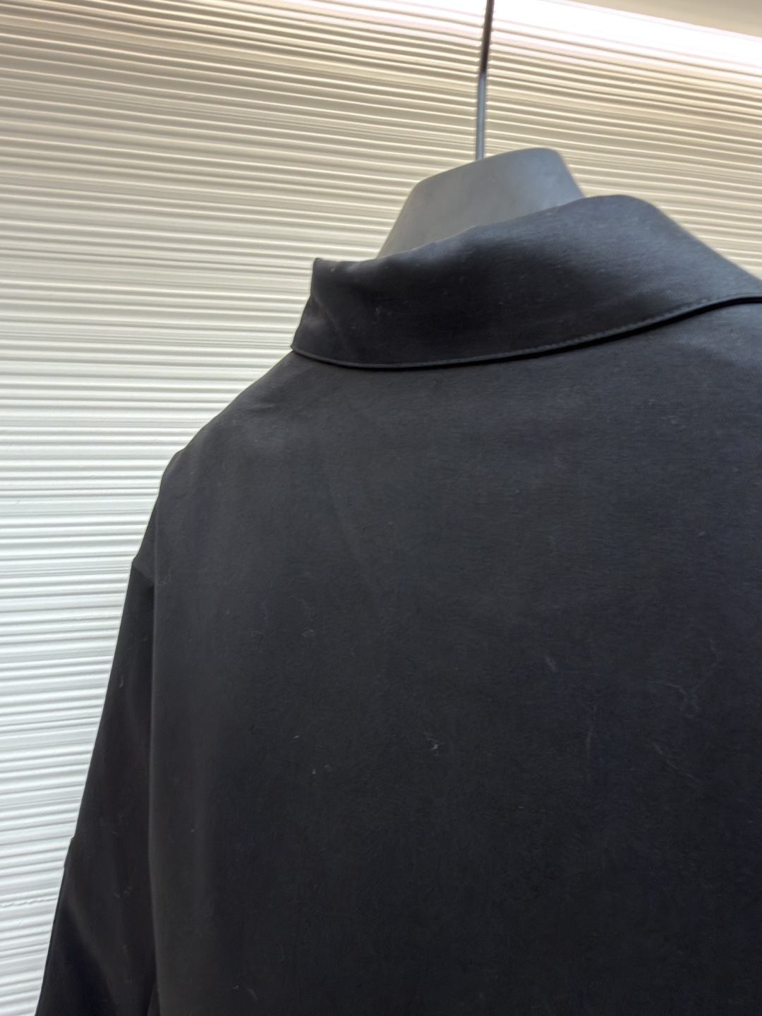 P310 Chrome Hearts 纯色Logo贴标翻领夹克
●原版：13730购入开发
●货号：1681764-B75
●面料：皮革面料
●工艺：贴布制作
●颜色：黑色
●版型：合身版型
●克重：约1020克
●尺码：S-M-L-XL
●描述：采用高密哑光面料，经防皱定型工艺处理，兼具挺括度与垂坠质感，触感顺滑且不易起球。衣身装饰品牌标志性十字刺绣，通过立体绗绣工艺打造，图案层次饱满、纹理清晰，兼具辨识度与精致度；袖口拼接皮质贴标，经热压贴合工艺固定，增强质感与耐用性。版型为宽松剪裁，搭配金属拉链+装饰吊坠，穿脱便捷且提升细节亮点；袖口纽扣调节设计适配不同臂围，下摆自然收边保障版型利落。全衣缝线工整，拼接处无外露线头，手工测量尺寸（误差1-3CM属正常），工艺平衡了暗黑风格与实穿属性，是兼具造型感与实用性的单品。整体走线平直细腻，面料舒适柔软，颜色一致无色差 能与同款搭配营造时尚造型，驾驭各种场合，定制辅料，三标齐全，男女同款！