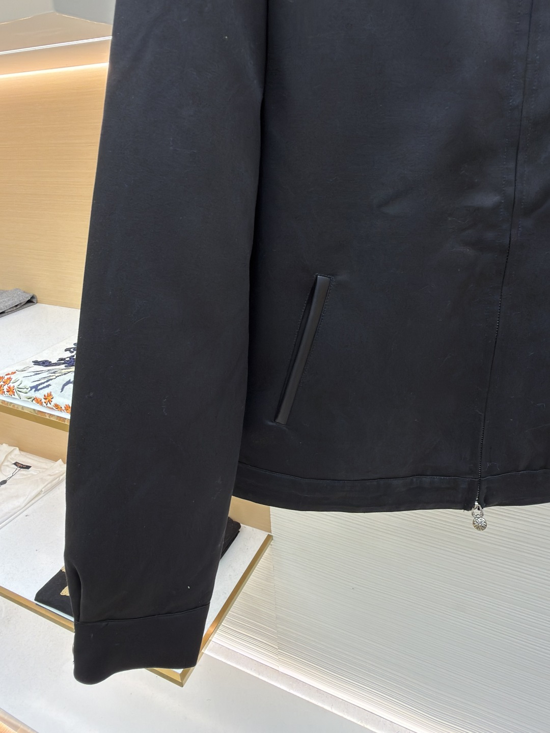 P310 Chrome Hearts 纯色Logo贴标翻领夹克
●原版：13730购入开发
●货号：1681764-B75
●面料：皮革面料
●工艺：贴布制作
●颜色：黑色
●版型：合身版型
●克重：约1020克
●尺码：S-M-L-XL
●描述：采用高密哑光面料，经防皱定型工艺处理，兼具挺括度与垂坠质感，触感顺滑且不易起球。衣身装饰品牌标志性十字刺绣，通过立体绗绣工艺打造，图案层次饱满、纹理清晰，兼具辨识度与精致度；袖口拼接皮质贴标，经热压贴合工艺固定，增强质感与耐用性。版型为宽松剪裁，搭配金属拉链+装饰吊坠，穿脱便捷且提升细节亮点；袖口纽扣调节设计适配不同臂围，下摆自然收边保障版型利落。全衣缝线工整，拼接处无外露线头，手工测量尺寸（误差1-3CM属正常），工艺平衡了暗黑风格与实穿属性，是兼具造型感与实用性的单品。整体走线平直细腻，面料舒适柔软，颜色一致无色差 能与同款搭配营造时尚造型，驾驭各种场合，定制辅料，三标齐全，男女同款！