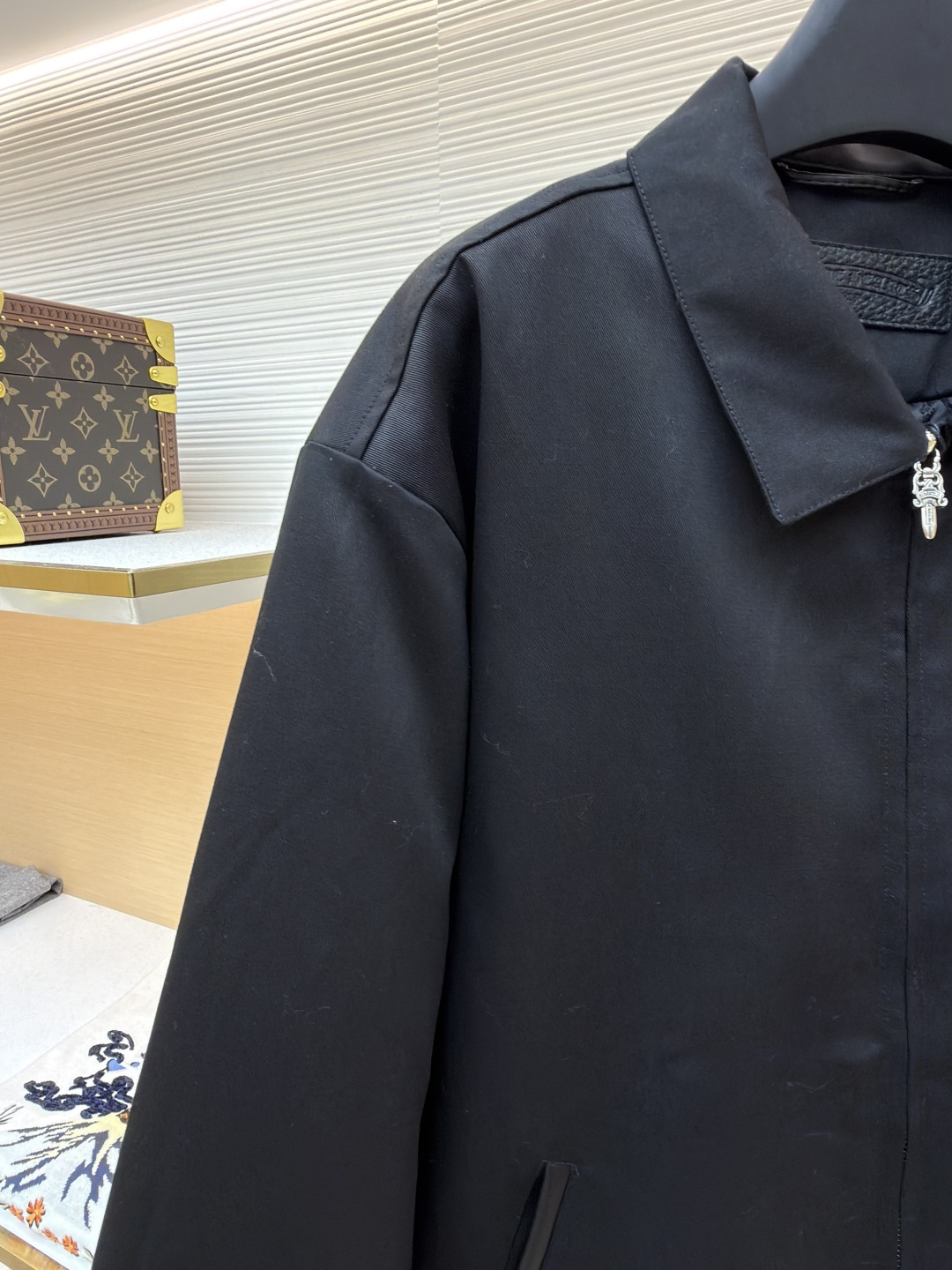 P310 Chrome Hearts 纯色Logo贴标翻领夹克
●原版：13730购入开发
●货号：1681764-B75
●面料：皮革面料
●工艺：贴布制作
●颜色：黑色
●版型：合身版型
●克重：约1020克
●尺码：S-M-L-XL
●描述：采用高密哑光面料，经防皱定型工艺处理，兼具挺括度与垂坠质感，触感顺滑且不易起球。衣身装饰品牌标志性十字刺绣，通过立体绗绣工艺打造，图案层次饱满、纹理清晰，兼具辨识度与精致度；袖口拼接皮质贴标，经热压贴合工艺固定，增强质感与耐用性。版型为宽松剪裁，搭配金属拉链+装饰吊坠，穿脱便捷且提升细节亮点；袖口纽扣调节设计适配不同臂围，下摆自然收边保障版型利落。全衣缝线工整，拼接处无外露线头，手工测量尺寸（误差1-3CM属正常），工艺平衡了暗黑风格与实穿属性，是兼具造型感与实用性的单品。整体走线平直细腻，面料舒适柔软，颜色一致无色差 能与同款搭配营造时尚造型，驾驭各种场合，定制辅料，三标齐全，男女同款！