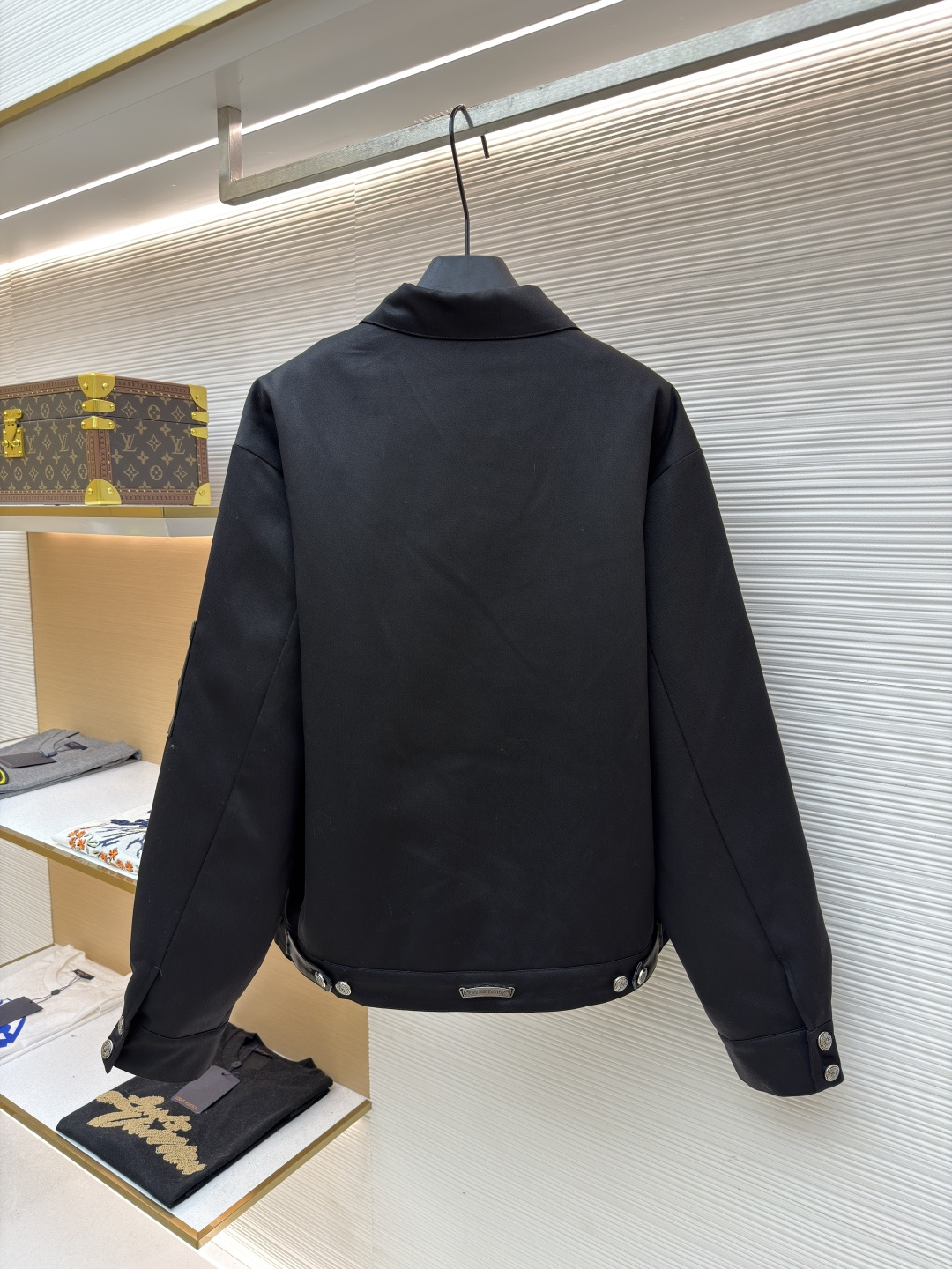 P310 Chrome Hearts 纯色Logo贴标翻领夹克
●原版：13730购入开发
●货号：1681764-B75
●面料：皮革面料
●工艺：贴布制作
●颜色：黑色
●版型：合身版型
●克重：约1020克
●尺码：S-M-L-XL
●描述：采用高密哑光面料，经防皱定型工艺处理，兼具挺括度与垂坠质感，触感顺滑且不易起球。衣身装饰品牌标志性十字刺绣，通过立体绗绣工艺打造，图案层次饱满、纹理清晰，兼具辨识度与精致度；袖口拼接皮质贴标，经热压贴合工艺固定，增强质感与耐用性。版型为宽松剪裁，搭配金属拉链+装饰吊坠，穿脱便捷且提升细节亮点；袖口纽扣调节设计适配不同臂围，下摆自然收边保障版型利落。全衣缝线工整，拼接处无外露线头，手工测量尺寸（误差1-3CM属正常），工艺平衡了暗黑风格与实穿属性，是兼具造型感与实用性的单品。整体走线平直细腻，面料舒适柔软，颜色一致无色差 能与同款搭配营造时尚造型，驾驭各种场合，定制辅料，三标齐全，男女同款！