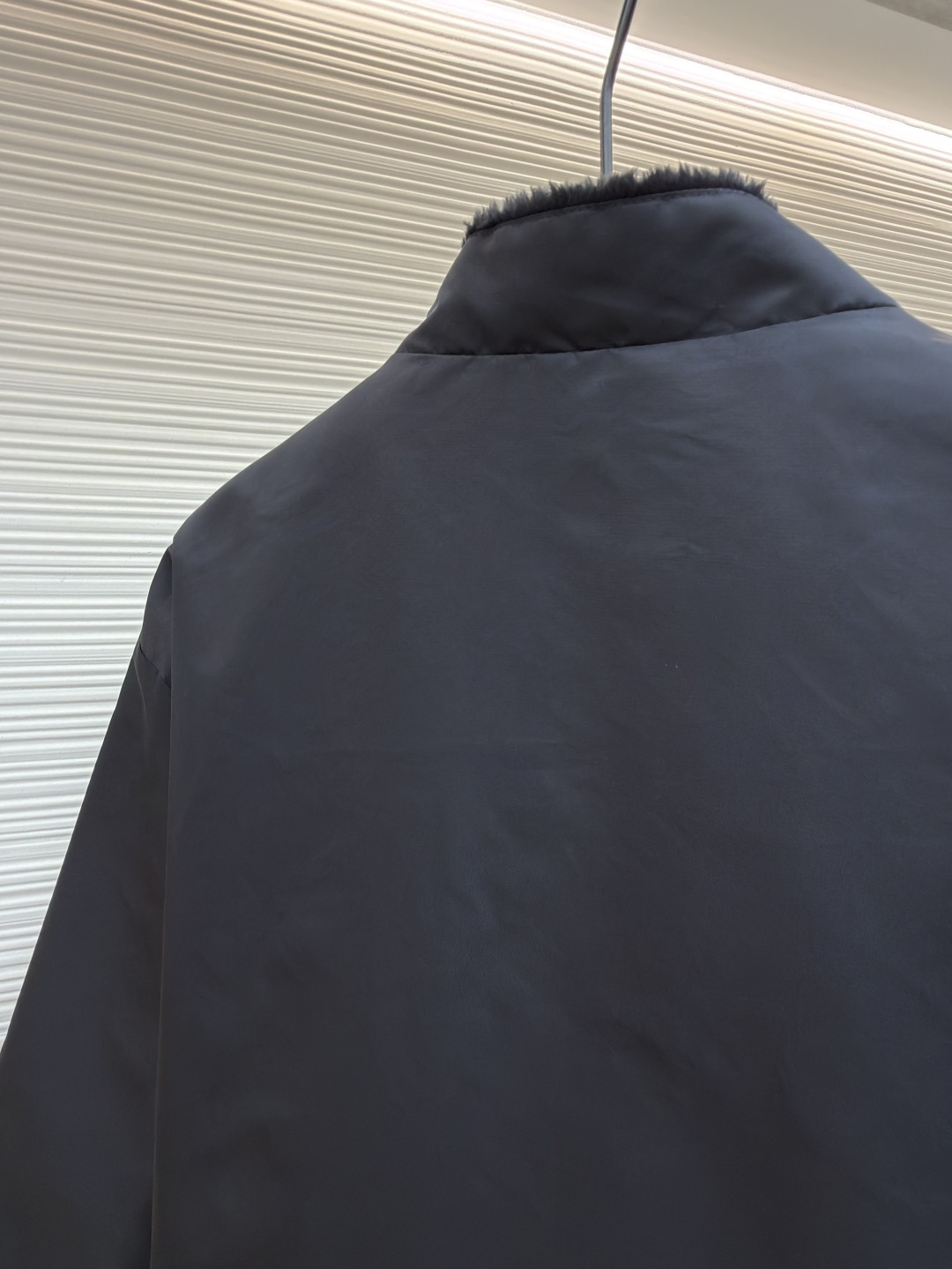 P295 Chrome Hearts 贴布条纹夹克
●原版：30000购入开发
●货号：1681765-B60
●面料：聚酯纤维面料
●工艺：贴布制作
●颜色：黑色
●版型：合身版型
●克重：约680克
●尺码：S-M-L-XL
●描述：采用高密防风面料，经防泼水涂层处理，兼具耐用性与防护性，触感顺滑且不易起皱。衣身侧边拼接黑白条纹装饰，通过精准定位缝制工艺固定，线条规整增强视觉层次；正面装饰品牌红色Logo印花，采用高温烫印工艺，色彩饱和且不易脱落，凸显辨识度。版型为宽松剪裁，搭配金属拉链开合，穿脱便捷；罗纹领口、袖口及下摆增强贴合度，兼顾防风性与休闲感。全衣缝线工整，拼接处无外露线头，手工测量尺寸（误差1-3CM属正常），工艺平衡了街头风格与品牌标志性设计，是兼具实穿性与潮流感的单品。整体走线平直细腻，面料舒适柔软，颜色一致无色差 能与同款搭配营造时尚造型，驾驭各种场合，定制辅料，三标齐全，男女同款！