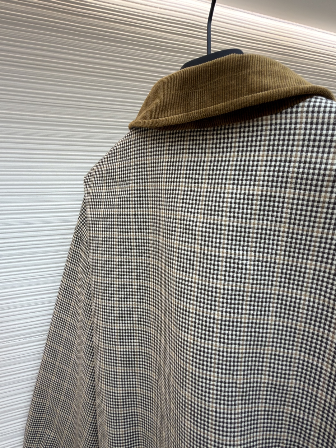 P285 MIU MIU千鸟格拼色外套
●原版：10329购入开发
●货号：1681768-B50
●面料：全棉面料
●工艺：压印制作
●版型：合身版型
●克重：约725克
●尺码：36-38-40-42
●描述：采用千鸟格混纺面料，经预缩定型工艺处理，保障版型挺括且不易变形，触感柔软兼具质感。领口拼接灯芯绒材质，通过恒温复合工艺固定，纹理饱满增强复古氛围；衣身装饰品牌暗纹标识，采用压印工艺打造，低调精致且辨识度高。版型为宽松剪裁，适配多元身形，搭配拉链+纽扣双重开合，穿脱便捷；下摆抽绳设计可调节版型，袖口简约收边兼顾利落感。全衣缝线工整，拼接处无外露线头，手工测量尺寸（误差1-3CM属正常），工艺平衡了复古格纹与甜酷风格，是兼具实穿性与造型感的单品。整体走线平直细腻，面料舒适柔软，颜色一致无色差 能与同款搭配营造时尚造型，驾驭各种场合，定制辅料，三标齐全，男女同款！