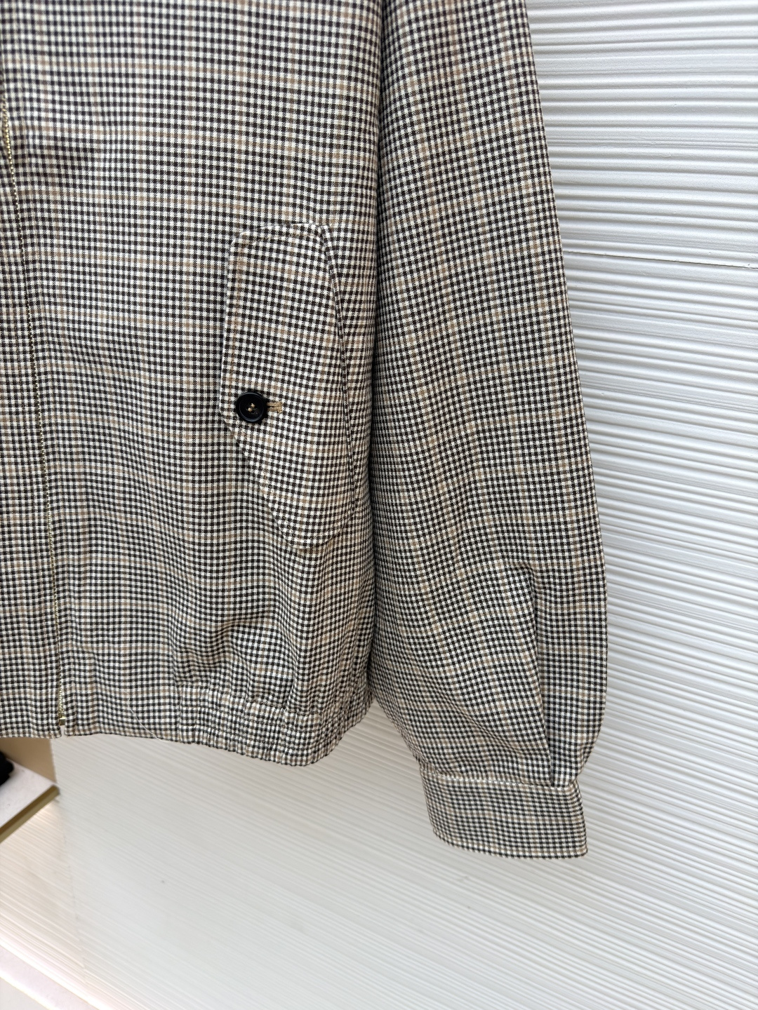 P285 MIU MIU千鸟格拼色外套
●原版：10329购入开发
●货号：1681768-B50
●面料：全棉面料
●工艺：压印制作
●版型：合身版型
●克重：约725克
●尺码：36-38-40-42
●描述：采用千鸟格混纺面料，经预缩定型工艺处理，保障版型挺括且不易变形，触感柔软兼具质感。领口拼接灯芯绒材质，通过恒温复合工艺固定，纹理饱满增强复古氛围；衣身装饰品牌暗纹标识，采用压印工艺打造，低调精致且辨识度高。版型为宽松剪裁，适配多元身形，搭配拉链+纽扣双重开合，穿脱便捷；下摆抽绳设计可调节版型，袖口简约收边兼顾利落感。全衣缝线工整，拼接处无外露线头，手工测量尺寸（误差1-3CM属正常），工艺平衡了复古格纹与甜酷风格，是兼具实穿性与造型感的单品。整体走线平直细腻，面料舒适柔软，颜色一致无色差 能与同款搭配营造时尚造型，驾驭各种场合，定制辅料，三标齐全，男女同款！