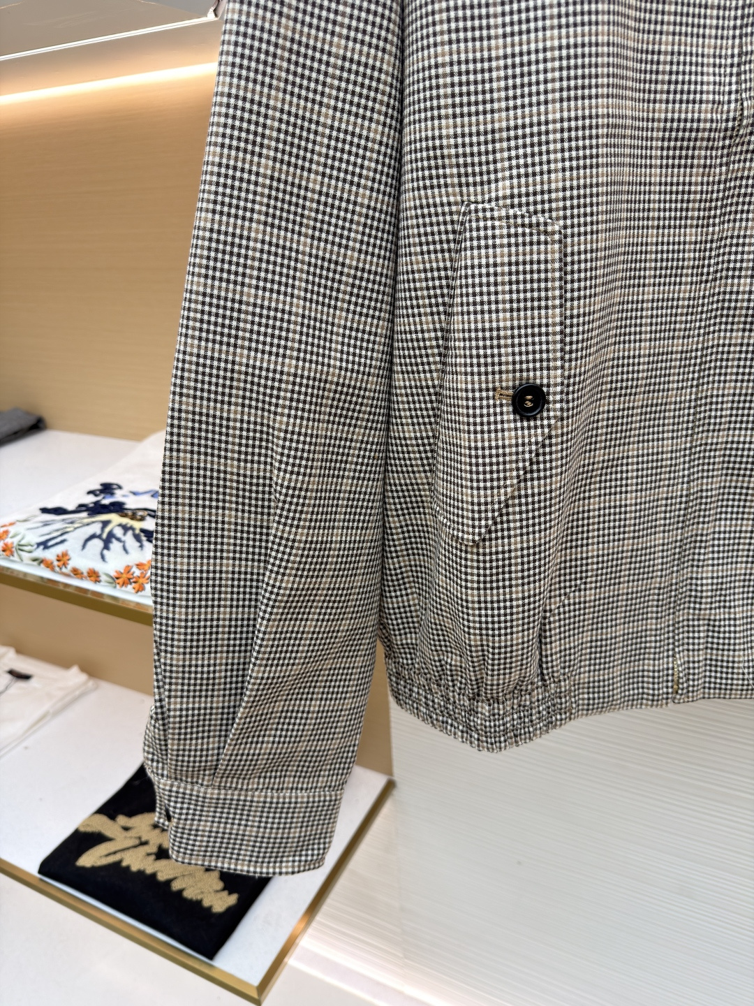 P285 MIU MIU千鸟格拼色外套
●原版：10329购入开发
●货号：1681768-B50
●面料：全棉面料
●工艺：压印制作
●版型：合身版型
●克重：约725克
●尺码：36-38-40-42
●描述：采用千鸟格混纺面料，经预缩定型工艺处理，保障版型挺括且不易变形，触感柔软兼具质感。领口拼接灯芯绒材质，通过恒温复合工艺固定，纹理饱满增强复古氛围；衣身装饰品牌暗纹标识，采用压印工艺打造，低调精致且辨识度高。版型为宽松剪裁，适配多元身形，搭配拉链+纽扣双重开合，穿脱便捷；下摆抽绳设计可调节版型，袖口简约收边兼顾利落感。全衣缝线工整，拼接处无外露线头，手工测量尺寸（误差1-3CM属正常），工艺平衡了复古格纹与甜酷风格，是兼具实穿性与造型感的单品。整体走线平直细腻，面料舒适柔软，颜色一致无色差 能与同款搭配营造时尚造型，驾驭各种场合，定制辅料，三标齐全，男女同款！