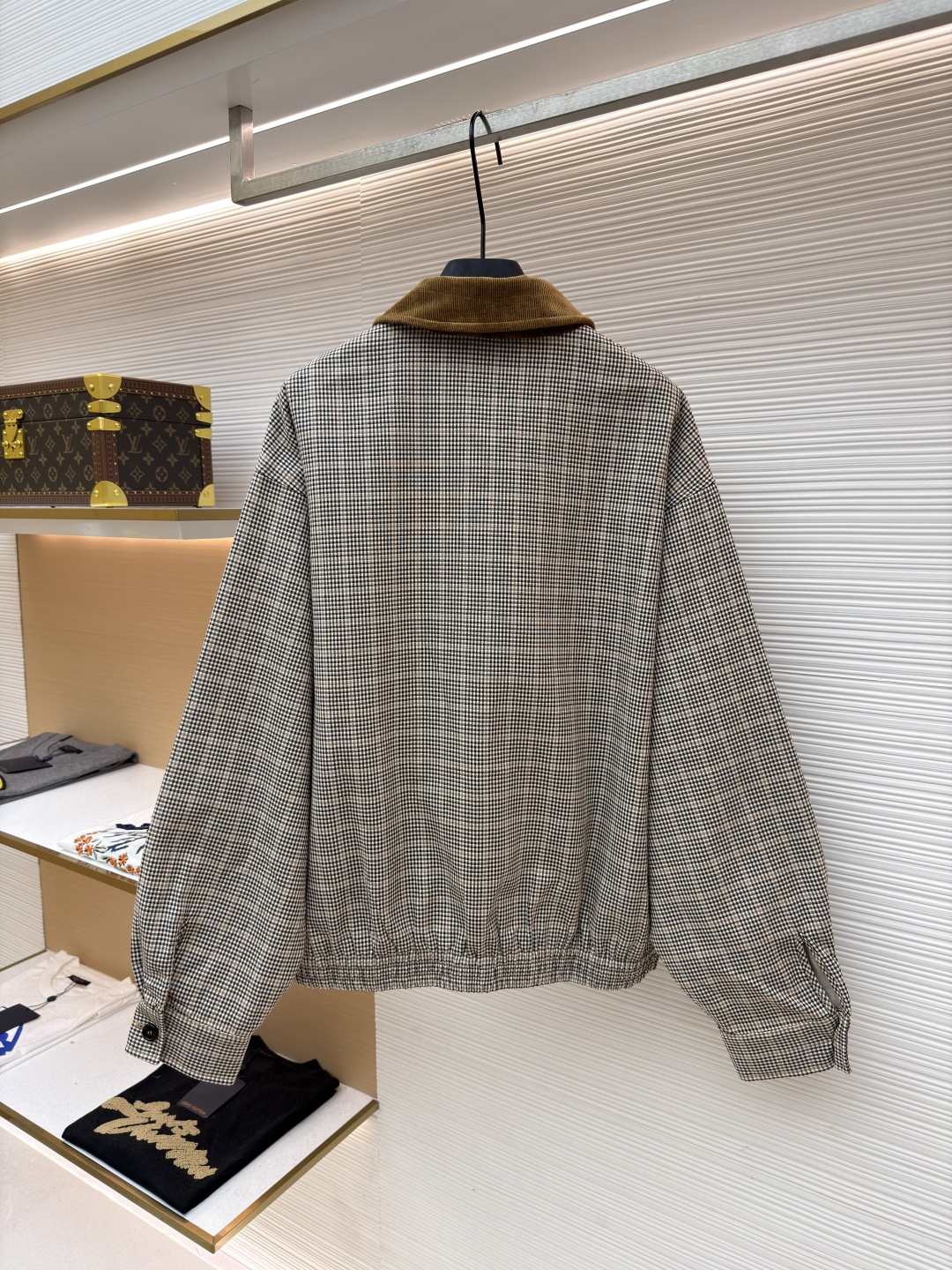 P285 MIU MIU千鸟格拼色外套
●原版：10329购入开发
●货号：1681768-B50
●面料：全棉面料
●工艺：压印制作
●版型：合身版型
●克重：约725克
●尺码：36-38-40-42
●描述：采用千鸟格混纺面料，经预缩定型工艺处理，保障版型挺括且不易变形，触感柔软兼具质感。领口拼接灯芯绒材质，通过恒温复合工艺固定，纹理饱满增强复古氛围；衣身装饰品牌暗纹标识，采用压印工艺打造，低调精致且辨识度高。版型为宽松剪裁，适配多元身形，搭配拉链+纽扣双重开合，穿脱便捷；下摆抽绳设计可调节版型，袖口简约收边兼顾利落感。全衣缝线工整，拼接处无外露线头，手工测量尺寸（误差1-3CM属正常），工艺平衡了复古格纹与甜酷风格，是兼具实穿性与造型感的单品。整体走线平直细腻，面料舒适柔软，颜色一致无色差 能与同款搭配营造时尚造型，驾驭各种场合，定制辅料，三标齐全，男女同款！