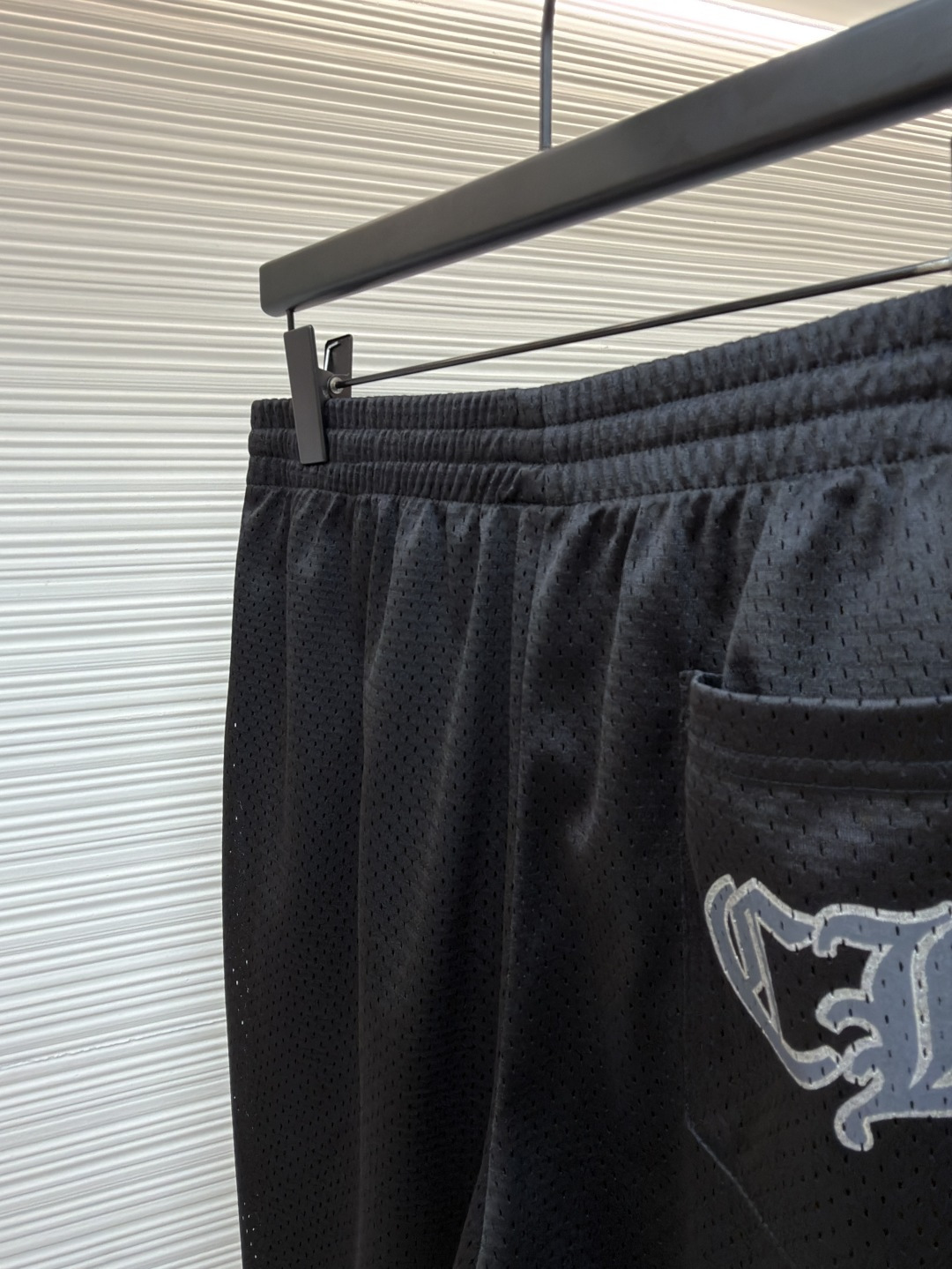 P170 Chrome Hearts 冰球服字母印花长裤
●原版：10989购入开发
●货号：1681769-A40
●面料：高密透气网眼面料
●工艺：印花制作
●颜色：黑色
●版型：合身版型
●克重：约535克
●尺码：S-M-L
●描述：采用高密透气网眼面料，经柔化水洗工艺处理，触感顺滑且兼具透气性，久穿无闷热感。裤身侧边装饰浮雕式花纹刺绣，通过多层针绣工艺打造，纹理立体精致、不易脱落，凸显品牌暗黑美学风格；腰部搭配抽绳设计，适配多元腰围且穿着无束缚。版型为宽松直筒剪裁，裤脚自然收边保障利落感，活动空间充足。全裤缝线工整均匀，细节处无毛边堆积，手工测量尺寸（误差1-3CM属正常），工艺平衡了舒适属性与潮流设计，是兼具实穿性与造型感的街头风单品。整体走线平直细腻，面料舒适柔软，颜色一致无色差 能与同款搭配营造时尚造型，驾驭各种场合，定制辅料，三标齐全，男女同款！