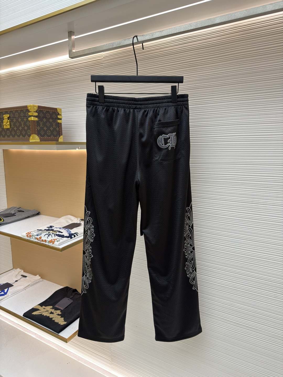 P170 Chrome Hearts 冰球服字母印花长裤
●原版：10989购入开发
●货号：1681769-A40
●面料：高密透气网眼面料
●工艺：印花制作
●颜色：黑色
●版型：合身版型
●克重：约535克
●尺码：S-M-L
●描述：采用高密透气网眼面料，经柔化水洗工艺处理，触感顺滑且兼具透气性，久穿无闷热感。裤身侧边装饰浮雕式花纹刺绣，通过多层针绣工艺打造，纹理立体精致、不易脱落，凸显品牌暗黑美学风格；腰部搭配抽绳设计，适配多元腰围且穿着无束缚。版型为宽松直筒剪裁，裤脚自然收边保障利落感，活动空间充足。全裤缝线工整均匀，细节处无毛边堆积，手工测量尺寸（误差1-3CM属正常），工艺平衡了舒适属性与潮流设计，是兼具实穿性与造型感的街头风单品。整体走线平直细腻，面料舒适柔软，颜色一致无色差 能与同款搭配营造时尚造型，驾驭各种场合，定制辅料，三标齐全，男女同款！