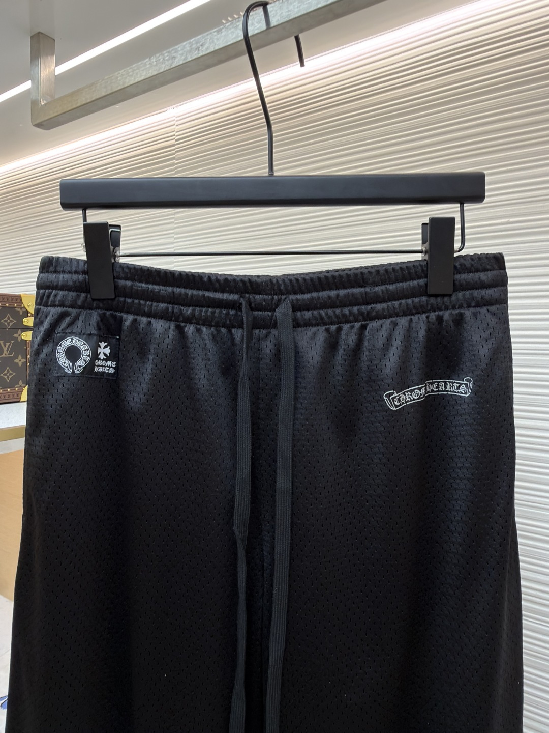 P170 Chrome Hearts 冰球服字母印花长裤
●原版：10989购入开发
●货号：1681769-A40
●面料：高密透气网眼面料
●工艺：印花制作
●颜色：黑色
●版型：合身版型
●克重：约535克
●尺码：S-M-L
●描述：采用高密透气网眼面料，经柔化水洗工艺处理，触感顺滑且兼具透气性，久穿无闷热感。裤身侧边装饰浮雕式花纹刺绣，通过多层针绣工艺打造，纹理立体精致、不易脱落，凸显品牌暗黑美学风格；腰部搭配抽绳设计，适配多元腰围且穿着无束缚。版型为宽松直筒剪裁，裤脚自然收边保障利落感，活动空间充足。全裤缝线工整均匀，细节处无毛边堆积，手工测量尺寸（误差1-3CM属正常），工艺平衡了舒适属性与潮流设计，是兼具实穿性与造型感的街头风单品。整体走线平直细腻，面料舒适柔软，颜色一致无色差 能与同款搭配营造时尚造型，驾驭各种场合，定制辅料，三标齐全，男女同款！