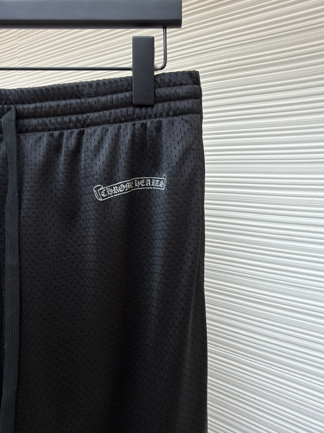 P170 Chrome Hearts 冰球服字母印花长裤
●原版：10989购入开发
●货号：1681769-A40
●面料：高密透气网眼面料
●工艺：印花制作
●颜色：黑色
●版型：合身版型
●克重：约535克
●尺码：S-M-L
●描述：采用高密透气网眼面料，经柔化水洗工艺处理，触感顺滑且兼具透气性，久穿无闷热感。裤身侧边装饰浮雕式花纹刺绣，通过多层针绣工艺打造，纹理立体精致、不易脱落，凸显品牌暗黑美学风格；腰部搭配抽绳设计，适配多元腰围且穿着无束缚。版型为宽松直筒剪裁，裤脚自然收边保障利落感，活动空间充足。全裤缝线工整均匀，细节处无毛边堆积，手工测量尺寸（误差1-3CM属正常），工艺平衡了舒适属性与潮流设计，是兼具实穿性与造型感的街头风单品。整体走线平直细腻，面料舒适柔软，颜色一致无色差 能与同款搭配营造时尚造型，驾驭各种场合，定制辅料，三标齐全，男女同款！