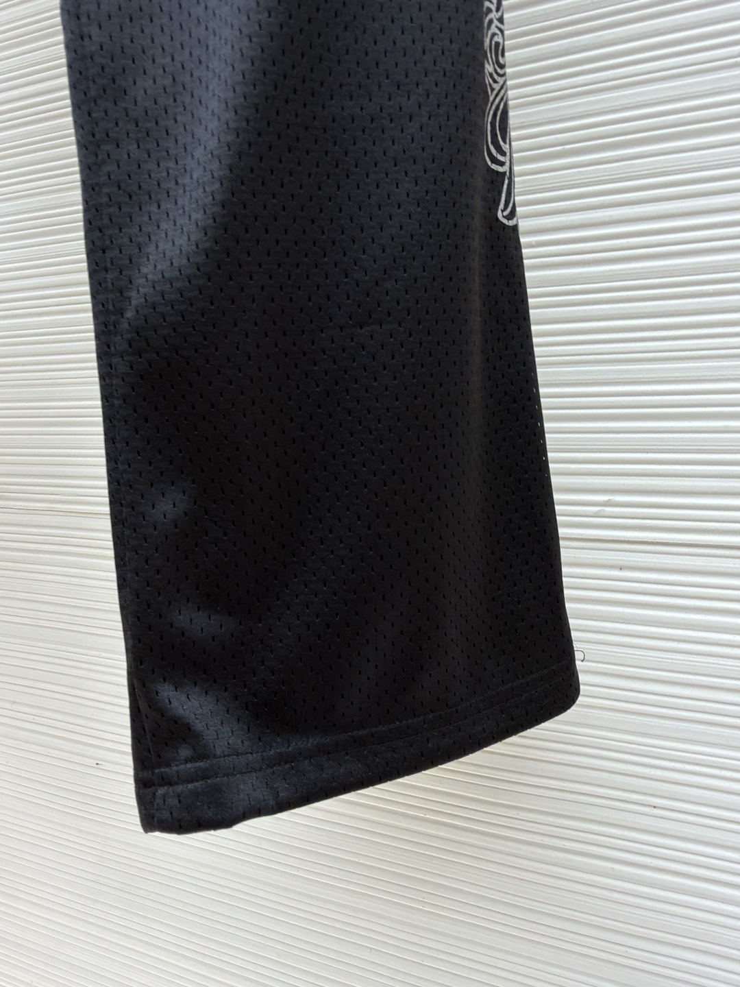 P170 Chrome Hearts 冰球服字母印花长裤
●原版：10989购入开发
●货号：1681769-A40
●面料：高密透气网眼面料
●工艺：印花制作
●颜色：黑色
●版型：合身版型
●克重：约535克
●尺码：S-M-L
●描述：采用高密透气网眼面料，经柔化水洗工艺处理，触感顺滑且兼具透气性，久穿无闷热感。裤身侧边装饰浮雕式花纹刺绣，通过多层针绣工艺打造，纹理立体精致、不易脱落，凸显品牌暗黑美学风格；腰部搭配抽绳设计，适配多元腰围且穿着无束缚。版型为宽松直筒剪裁，裤脚自然收边保障利落感，活动空间充足。全裤缝线工整均匀，细节处无毛边堆积，手工测量尺寸（误差1-3CM属正常），工艺平衡了舒适属性与潮流设计，是兼具实穿性与造型感的街头风单品。整体走线平直细腻，面料舒适柔软，颜色一致无色差 能与同款搭配营造时尚造型，驾驭各种场合，定制辅料，三标齐全，男女同款！