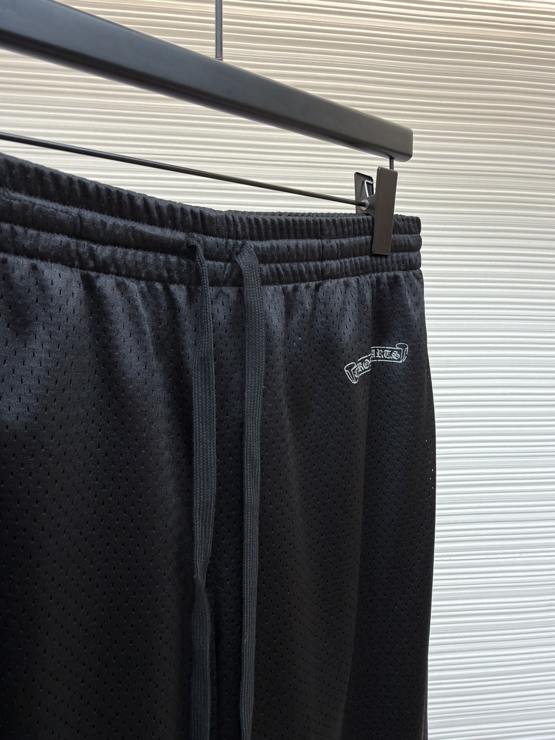 P170 Chrome Hearts 冰球服字母印花长裤
●原版：10989购入开发
●货号：1681769-A40
●面料：高密透气网眼面料
●工艺：印花制作
●颜色：黑色
●版型：合身版型
●克重：约535克
●尺码：S-M-L
●描述：采用高密透气网眼面料，经柔化水洗工艺处理，触感顺滑且兼具透气性，久穿无闷热感。裤身侧边装饰浮雕式花纹刺绣，通过多层针绣工艺打造，纹理立体精致、不易脱落，凸显品牌暗黑美学风格；腰部搭配抽绳设计，适配多元腰围且穿着无束缚。版型为宽松直筒剪裁，裤脚自然收边保障利落感，活动空间充足。全裤缝线工整均匀，细节处无毛边堆积，手工测量尺寸（误差1-3CM属正常），工艺平衡了舒适属性与潮流设计，是兼具实穿性与造型感的街头风单品。整体走线平直细腻，面料舒适柔软，颜色一致无色差 能与同款搭配营造时尚造型，驾驭各种场合，定制辅料，三标齐全，男女同款！