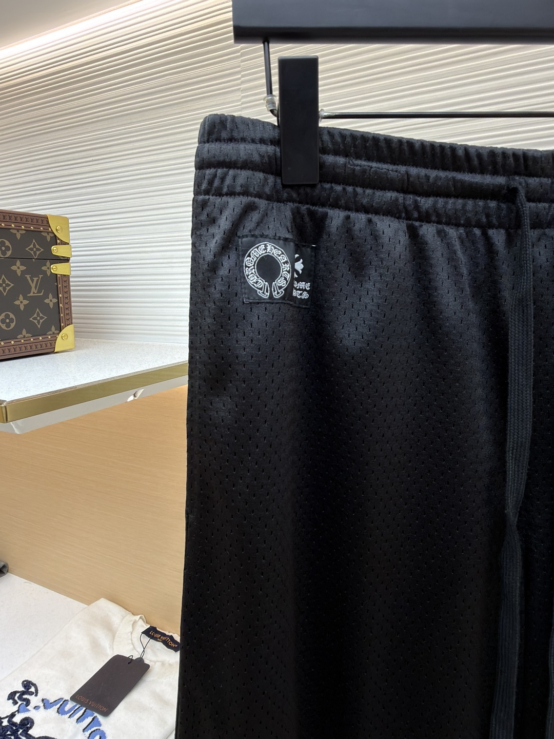 P170 Chrome Hearts 冰球服字母印花长裤
●原版：10989购入开发
●货号：1681769-A40
●面料：高密透气网眼面料
●工艺：印花制作
●颜色：黑色
●版型：合身版型
●克重：约535克
●尺码：S-M-L
●描述：采用高密透气网眼面料，经柔化水洗工艺处理，触感顺滑且兼具透气性，久穿无闷热感。裤身侧边装饰浮雕式花纹刺绣，通过多层针绣工艺打造，纹理立体精致、不易脱落，凸显品牌暗黑美学风格；腰部搭配抽绳设计，适配多元腰围且穿着无束缚。版型为宽松直筒剪裁，裤脚自然收边保障利落感，活动空间充足。全裤缝线工整均匀，细节处无毛边堆积，手工测量尺寸（误差1-3CM属正常），工艺平衡了舒适属性与潮流设计，是兼具实穿性与造型感的街头风单品。整体走线平直细腻，面料舒适柔软，颜色一致无色差 能与同款搭配营造时尚造型，驾驭各种场合，定制辅料，三标齐全，男女同款！