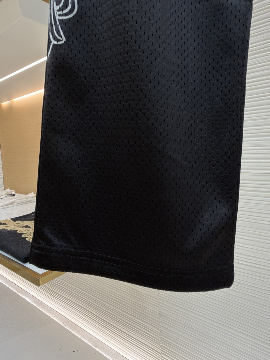 P170 Chrome Hearts 冰球服字母印花长裤
●原版：10989购入开发
●货号：1681769-A40
●面料：高密透气网眼面料
●工艺：印花制作
●颜色：黑色
●版型：合身版型
●克重：约535克
●尺码：S-M-L
●描述：采用高密透气网眼面料，经柔化水洗工艺处理，触感顺滑且兼具透气性，久穿无闷热感。裤身侧边装饰浮雕式花纹刺绣，通过多层针绣工艺打造，纹理立体精致、不易脱落，凸显品牌暗黑美学风格；腰部搭配抽绳设计，适配多元腰围且穿着无束缚。版型为宽松直筒剪裁，裤脚自然收边保障利落感，活动空间充足。全裤缝线工整均匀，细节处无毛边堆积，手工测量尺寸（误差1-3CM属正常），工艺平衡了舒适属性与潮流设计，是兼具实穿性与造型感的街头风单品。整体走线平直细腻，面料舒适柔软，颜色一致无色差 能与同款搭配营造时尚造型，驾驭各种场合，定制辅料，三标齐全，男女同款！