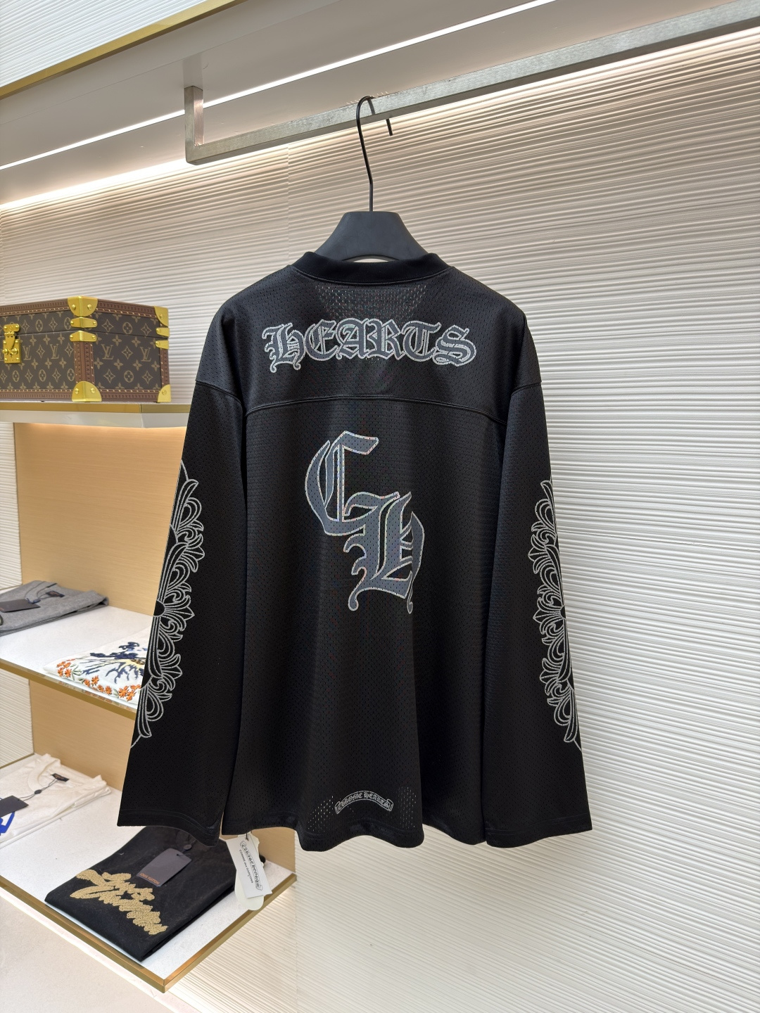 P140 Chrome Hearts 冰球服字母印花长袖
●原版：15539购入开发
●货号：1681770-A15
●面料：高密透气网眼面料
●工艺：印花制作
●颜色：黑色
●版型：合身版型
●克重：约565克
●尺码：S-M-L
●描述：采用高密透气网眼面料，经柔化水洗工艺处理，触感顺滑且兼具透气性，久穿无闷热感。裤身侧边装饰浮雕式花纹刺绣，通过多层针绣工艺打造，纹理立体精致、不易脱落，凸显品牌暗黑美学风格；腰部搭配抽绳设计，适配多元腰围且穿着无束缚。版型为宽松直筒剪裁，裤脚自然收边保障利落感，活动空间充足。全裤缝线工整均匀，细节处无毛边堆积，手工测量尺寸（误差1-3CM属正常），工艺平衡了舒适属性与潮流设计，是兼具实穿性与造型感的街头风单品。整体走线平直细腻，面料舒适柔软，颜色一致无色差 能与同款搭配营造时尚造型，驾驭各种场合，定制辅料，三标齐全，男女同款！