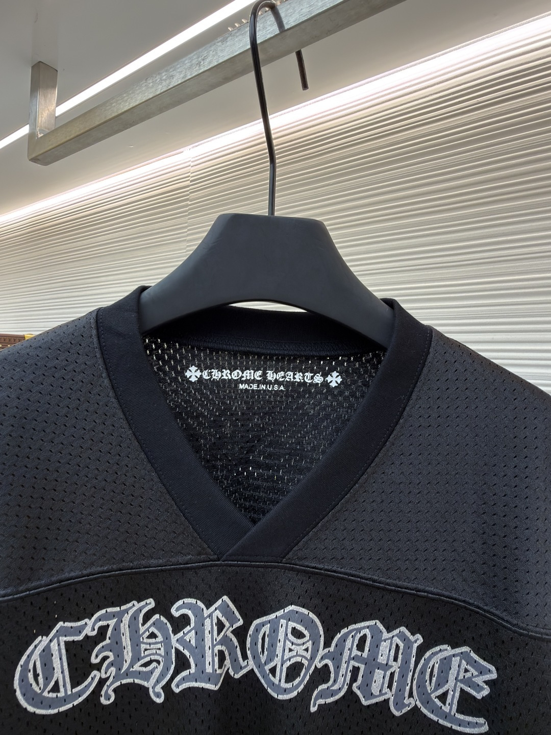 P140 Chrome Hearts 冰球服字母印花长袖
●原版：15539购入开发
●货号：1681770-A15
●面料：高密透气网眼面料
●工艺：印花制作
●颜色：黑色
●版型：合身版型
●克重：约565克
●尺码：S-M-L
●描述：采用高密透气网眼面料，经柔化水洗工艺处理，触感顺滑且兼具透气性，久穿无闷热感。裤身侧边装饰浮雕式花纹刺绣，通过多层针绣工艺打造，纹理立体精致、不易脱落，凸显品牌暗黑美学风格；腰部搭配抽绳设计，适配多元腰围且穿着无束缚。版型为宽松直筒剪裁，裤脚自然收边保障利落感，活动空间充足。全裤缝线工整均匀，细节处无毛边堆积，手工测量尺寸（误差1-3CM属正常），工艺平衡了舒适属性与潮流设计，是兼具实穿性与造型感的街头风单品。整体走线平直细腻，面料舒适柔软，颜色一致无色差 能与同款搭配营造时尚造型，驾驭各种场合，定制辅料，三标齐全，男女同款！