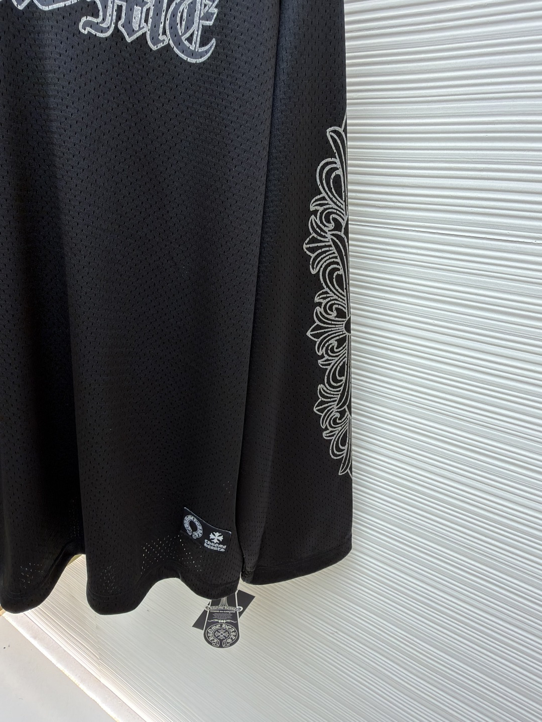 P140 Chrome Hearts 冰球服字母印花长袖
●原版：15539购入开发
●货号：1681770-A15
●面料：高密透气网眼面料
●工艺：印花制作
●颜色：黑色
●版型：合身版型
●克重：约565克
●尺码：S-M-L
●描述：采用高密透气网眼面料，经柔化水洗工艺处理，触感顺滑且兼具透气性，久穿无闷热感。裤身侧边装饰浮雕式花纹刺绣，通过多层针绣工艺打造，纹理立体精致、不易脱落，凸显品牌暗黑美学风格；腰部搭配抽绳设计，适配多元腰围且穿着无束缚。版型为宽松直筒剪裁，裤脚自然收边保障利落感，活动空间充足。全裤缝线工整均匀，细节处无毛边堆积，手工测量尺寸（误差1-3CM属正常），工艺平衡了舒适属性与潮流设计，是兼具实穿性与造型感的街头风单品。整体走线平直细腻，面料舒适柔软，颜色一致无色差 能与同款搭配营造时尚造型，驾驭各种场合，定制辅料，三标齐全，男女同款！