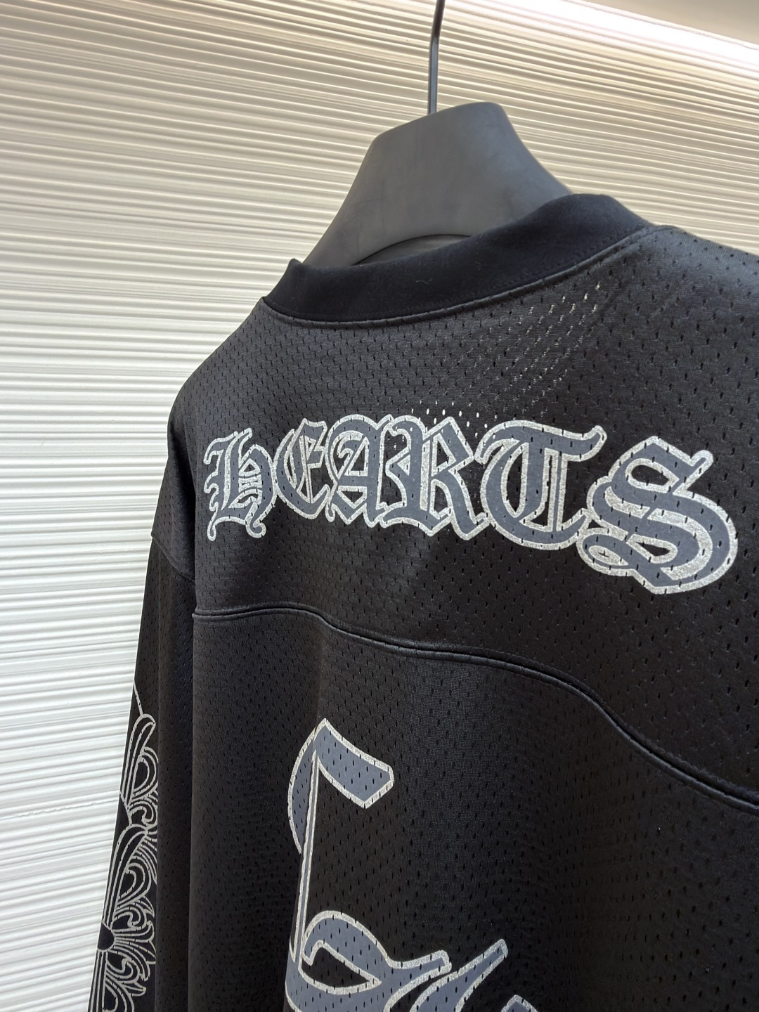 P140 Chrome Hearts 冰球服字母印花长袖
●原版：15539购入开发
●货号：1681770-A15
●面料：高密透气网眼面料
●工艺：印花制作
●颜色：黑色
●版型：合身版型
●克重：约565克
●尺码：S-M-L
●描述：采用高密透气网眼面料，经柔化水洗工艺处理，触感顺滑且兼具透气性，久穿无闷热感。裤身侧边装饰浮雕式花纹刺绣，通过多层针绣工艺打造，纹理立体精致、不易脱落，凸显品牌暗黑美学风格；腰部搭配抽绳设计，适配多元腰围且穿着无束缚。版型为宽松直筒剪裁，裤脚自然收边保障利落感，活动空间充足。全裤缝线工整均匀，细节处无毛边堆积，手工测量尺寸（误差1-3CM属正常），工艺平衡了舒适属性与潮流设计，是兼具实穿性与造型感的街头风单品。整体走线平直细腻，面料舒适柔软，颜色一致无色差 能与同款搭配营造时尚造型，驾驭各种场合，定制辅料，三标齐全，男女同款！