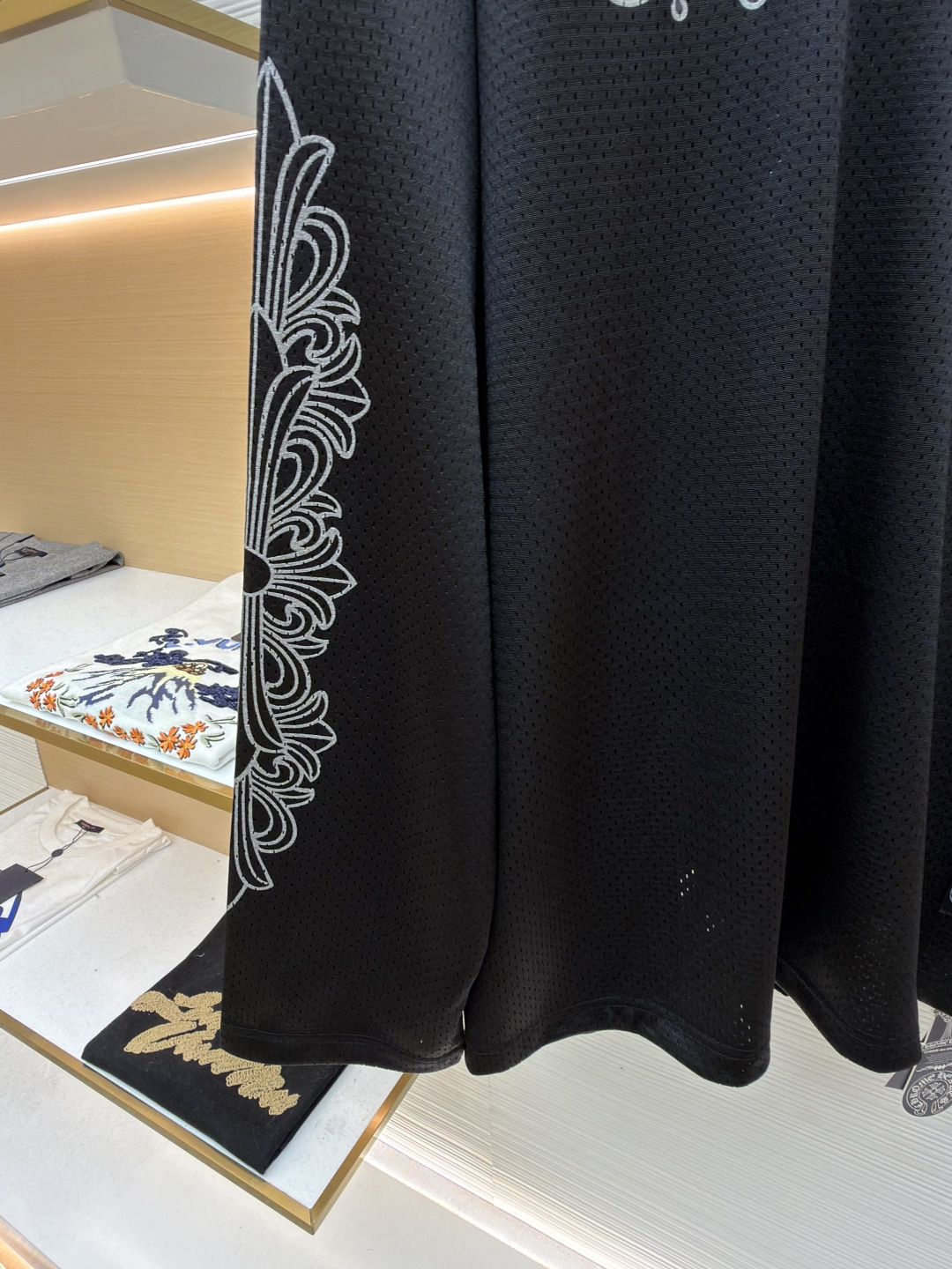 P140 Chrome Hearts 冰球服字母印花长袖
●原版：15539购入开发
●货号：1681770-A15
●面料：高密透气网眼面料
●工艺：印花制作
●颜色：黑色
●版型：合身版型
●克重：约565克
●尺码：S-M-L
●描述：采用高密透气网眼面料，经柔化水洗工艺处理，触感顺滑且兼具透气性，久穿无闷热感。裤身侧边装饰浮雕式花纹刺绣，通过多层针绣工艺打造，纹理立体精致、不易脱落，凸显品牌暗黑美学风格；腰部搭配抽绳设计，适配多元腰围且穿着无束缚。版型为宽松直筒剪裁，裤脚自然收边保障利落感，活动空间充足。全裤缝线工整均匀，细节处无毛边堆积，手工测量尺寸（误差1-3CM属正常），工艺平衡了舒适属性与潮流设计，是兼具实穿性与造型感的街头风单品。整体走线平直细腻，面料舒适柔软，颜色一致无色差 能与同款搭配营造时尚造型，驾驭各种场合，定制辅料，三标齐全，男女同款！