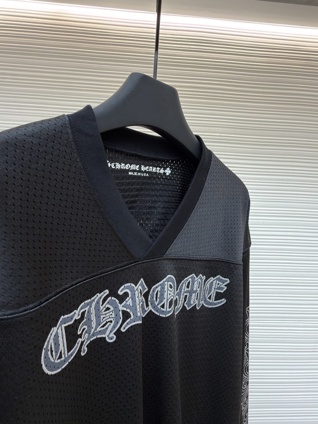 P140 Chrome Hearts 冰球服字母印花长袖
●原版：15539购入开发
●货号：1681770-A15
●面料：高密透气网眼面料
●工艺：印花制作
●颜色：黑色
●版型：合身版型
●克重：约565克
●尺码：S-M-L
●描述：采用高密透气网眼面料，经柔化水洗工艺处理，触感顺滑且兼具透气性，久穿无闷热感。裤身侧边装饰浮雕式花纹刺绣，通过多层针绣工艺打造，纹理立体精致、不易脱落，凸显品牌暗黑美学风格；腰部搭配抽绳设计，适配多元腰围且穿着无束缚。版型为宽松直筒剪裁，裤脚自然收边保障利落感，活动空间充足。全裤缝线工整均匀，细节处无毛边堆积，手工测量尺寸（误差1-3CM属正常），工艺平衡了舒适属性与潮流设计，是兼具实穿性与造型感的街头风单品。整体走线平直细腻，面料舒适柔软，颜色一致无色差 能与同款搭配营造时尚造型，驾驭各种场合，定制辅料，三标齐全，男女同款！