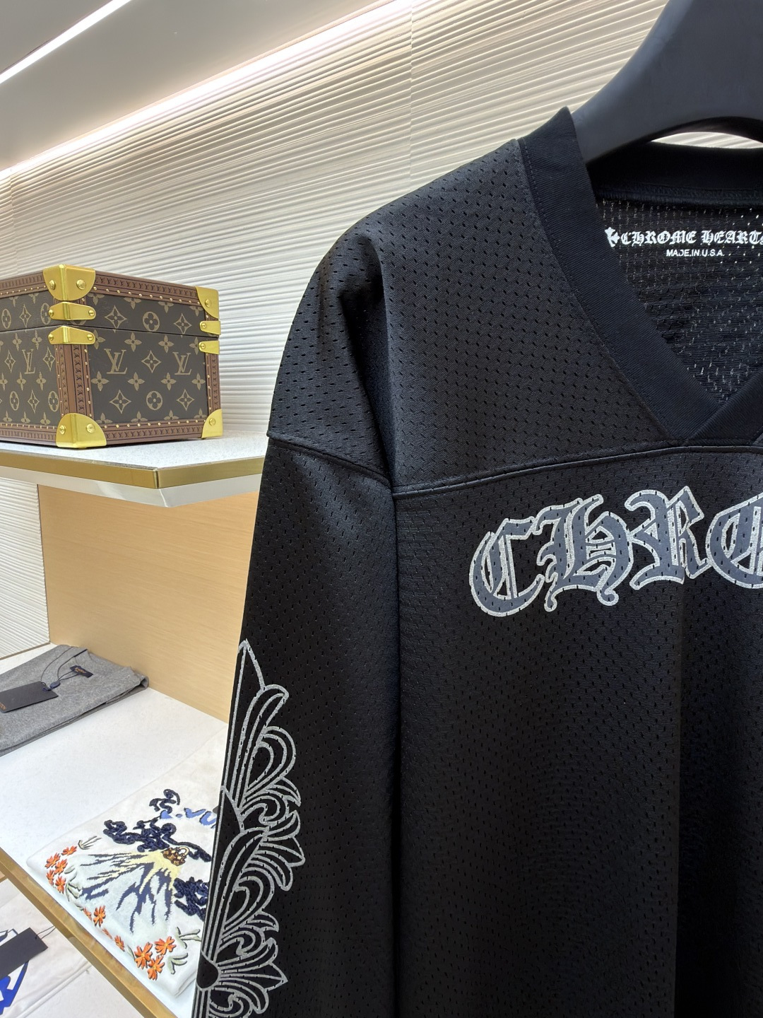 P140 Chrome Hearts 冰球服字母印花长袖
●原版：15539购入开发
●货号：1681770-A15
●面料：高密透气网眼面料
●工艺：印花制作
●颜色：黑色
●版型：合身版型
●克重：约565克
●尺码：S-M-L
●描述：采用高密透气网眼面料，经柔化水洗工艺处理，触感顺滑且兼具透气性，久穿无闷热感。裤身侧边装饰浮雕式花纹刺绣，通过多层针绣工艺打造，纹理立体精致、不易脱落，凸显品牌暗黑美学风格；腰部搭配抽绳设计，适配多元腰围且穿着无束缚。版型为宽松直筒剪裁，裤脚自然收边保障利落感，活动空间充足。全裤缝线工整均匀，细节处无毛边堆积，手工测量尺寸（误差1-3CM属正常），工艺平衡了舒适属性与潮流设计，是兼具实穿性与造型感的街头风单品。整体走线平直细腻，面料舒适柔软，颜色一致无色差 能与同款搭配营造时尚造型，驾驭各种场合，定制辅料，三标齐全，男女同款！