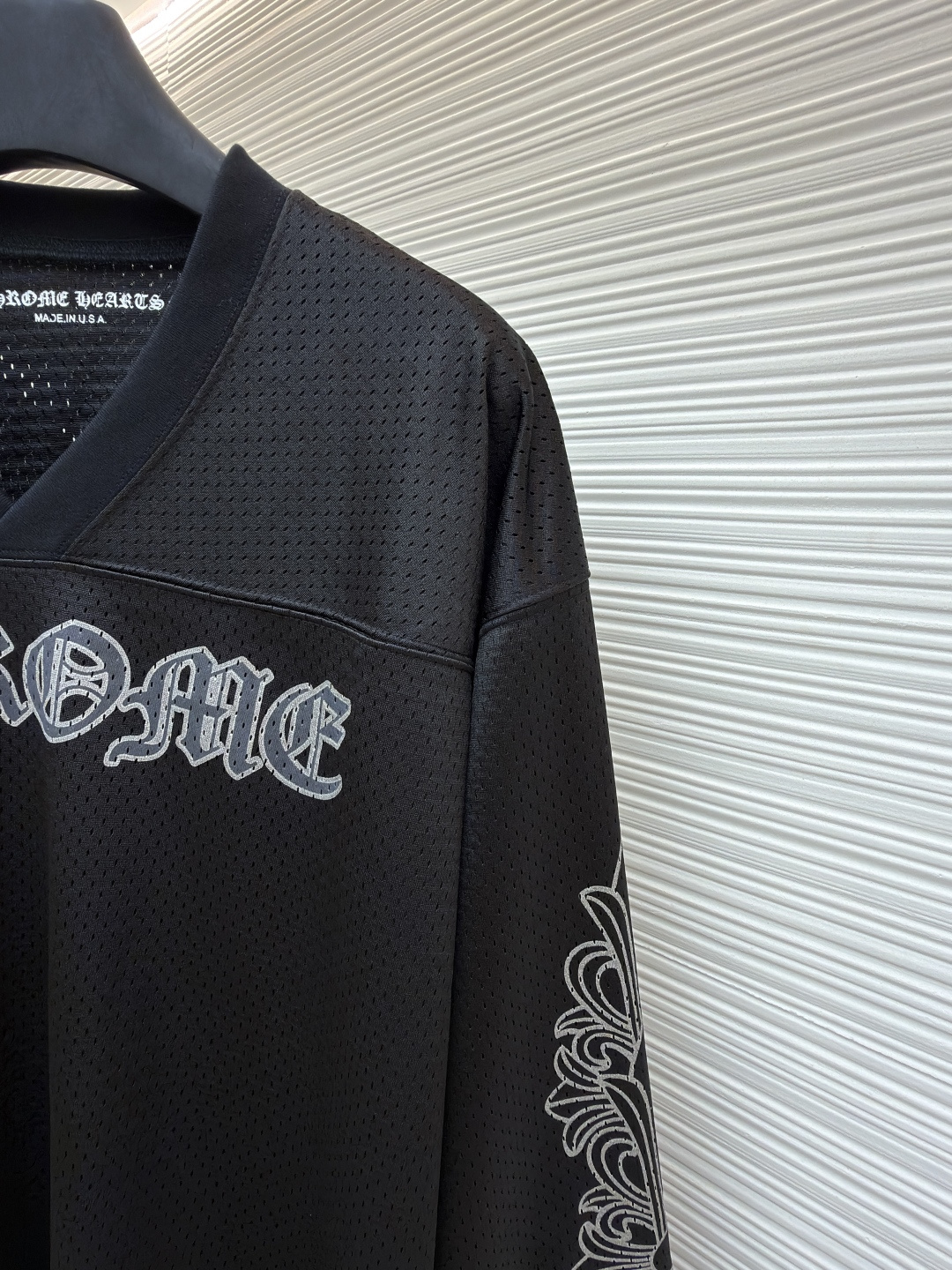 P140 Chrome Hearts 冰球服字母印花长袖
●原版：15539购入开发
●货号：1681770-A15
●面料：高密透气网眼面料
●工艺：印花制作
●颜色：黑色
●版型：合身版型
●克重：约565克
●尺码：S-M-L
●描述：采用高密透气网眼面料，经柔化水洗工艺处理，触感顺滑且兼具透气性，久穿无闷热感。裤身侧边装饰浮雕式花纹刺绣，通过多层针绣工艺打造，纹理立体精致、不易脱落，凸显品牌暗黑美学风格；腰部搭配抽绳设计，适配多元腰围且穿着无束缚。版型为宽松直筒剪裁，裤脚自然收边保障利落感，活动空间充足。全裤缝线工整均匀，细节处无毛边堆积，手工测量尺寸（误差1-3CM属正常），工艺平衡了舒适属性与潮流设计，是兼具实穿性与造型感的街头风单品。整体走线平直细腻，面料舒适柔软，颜色一致无色差 能与同款搭配营造时尚造型，驾驭各种场合，定制辅料，三标齐全，男女同款！