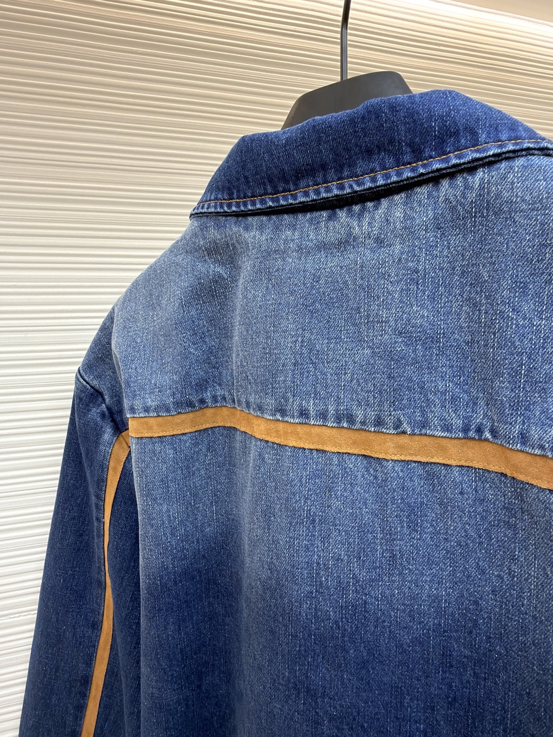 P280 MIU MIU皮革饰边牛仔外套 
●原版：16708购入开发
●货号：1681771-B45
●面料：牛仔面料
●工艺：立体绣线制作
●颜色：蓝色
●版型：合身版型
●克重：约1085克
●尺码：S-M-L
●描述：采用做旧水洗牛仔面料，经石磨工艺处理，呈现自然渐变色泽，触感柔软且保留牛仔挺括质感。衣身拼接棕褐色皮质饰条，通过精密车缝工艺固定，纹理细腻增强复古层次；胸前装饰品牌字母刺绣，采用立体绣线工艺，线条清晰且不易脱落，凸显辨识度。版型为宽松剪裁，适配多元身形，拉链开合搭配翻领设计，穿脱便捷且适配多场景；袖口、下摆采用牛仔原边收缝，保障版型利落度。全衣缝线工整，拼接处无外露线头，手工测量尺寸（误差1-3CM属正常），工艺平衡了复古牛仔与甜酷风格，是兼具实穿性与造型感的单品。整体走线平直细腻，面料舒适柔软，颜色一致无色差 能与同款搭配营造时尚造型，驾驭各种场合，定制辅料，三标齐全，男女同款！