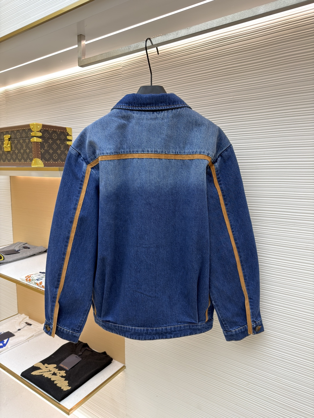 P280 MIU MIU皮革饰边牛仔外套 
●原版：16708购入开发
●货号：1681771-B45
●面料：牛仔面料
●工艺：立体绣线制作
●颜色：蓝色
●版型：合身版型
●克重：约1085克
●尺码：S-M-L
●描述：采用做旧水洗牛仔面料，经石磨工艺处理，呈现自然渐变色泽，触感柔软且保留牛仔挺括质感。衣身拼接棕褐色皮质饰条，通过精密车缝工艺固定，纹理细腻增强复古层次；胸前装饰品牌字母刺绣，采用立体绣线工艺，线条清晰且不易脱落，凸显辨识度。版型为宽松剪裁，适配多元身形，拉链开合搭配翻领设计，穿脱便捷且适配多场景；袖口、下摆采用牛仔原边收缝，保障版型利落度。全衣缝线工整，拼接处无外露线头，手工测量尺寸（误差1-3CM属正常），工艺平衡了复古牛仔与甜酷风格，是兼具实穿性与造型感的单品。整体走线平直细腻，面料舒适柔软，颜色一致无色差 能与同款搭配营造时尚造型，驾驭各种场合，定制辅料，三标齐全，男女同款！