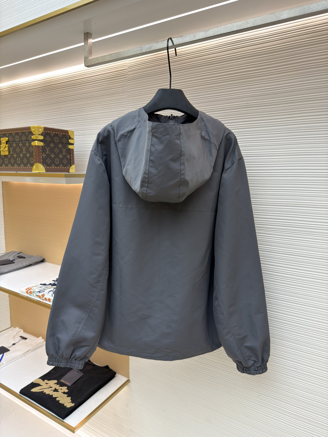 P310 L0UIS VUITT0N 双面老花提花夹克外套
●原版：22267购入开发
●货号：1681774-B75
●面料：锦纶面料
●工艺：提花制作
●版型：合身版型
●克重：约530克
●尺码：S-M-L-XL
●描述：YB购入打版，采用定制锦纶面料，双面可穿全幅 Monogram 图案和沉稳素色两式选择，搭配兜帽、拉链前襟、弹力袖口及下摆，Staples 定制皮标点缀胸前，双面可穿，能与同季下装搭配营造时尚造型，驾驭各种场合，定制辅料，三标齐全，男女同款！双面穿，特质尼龙纯色面，低调奢华，宽松版型，日常通勤休闲运动款，里布为真丝提花面布，手感极佳，高度还原！