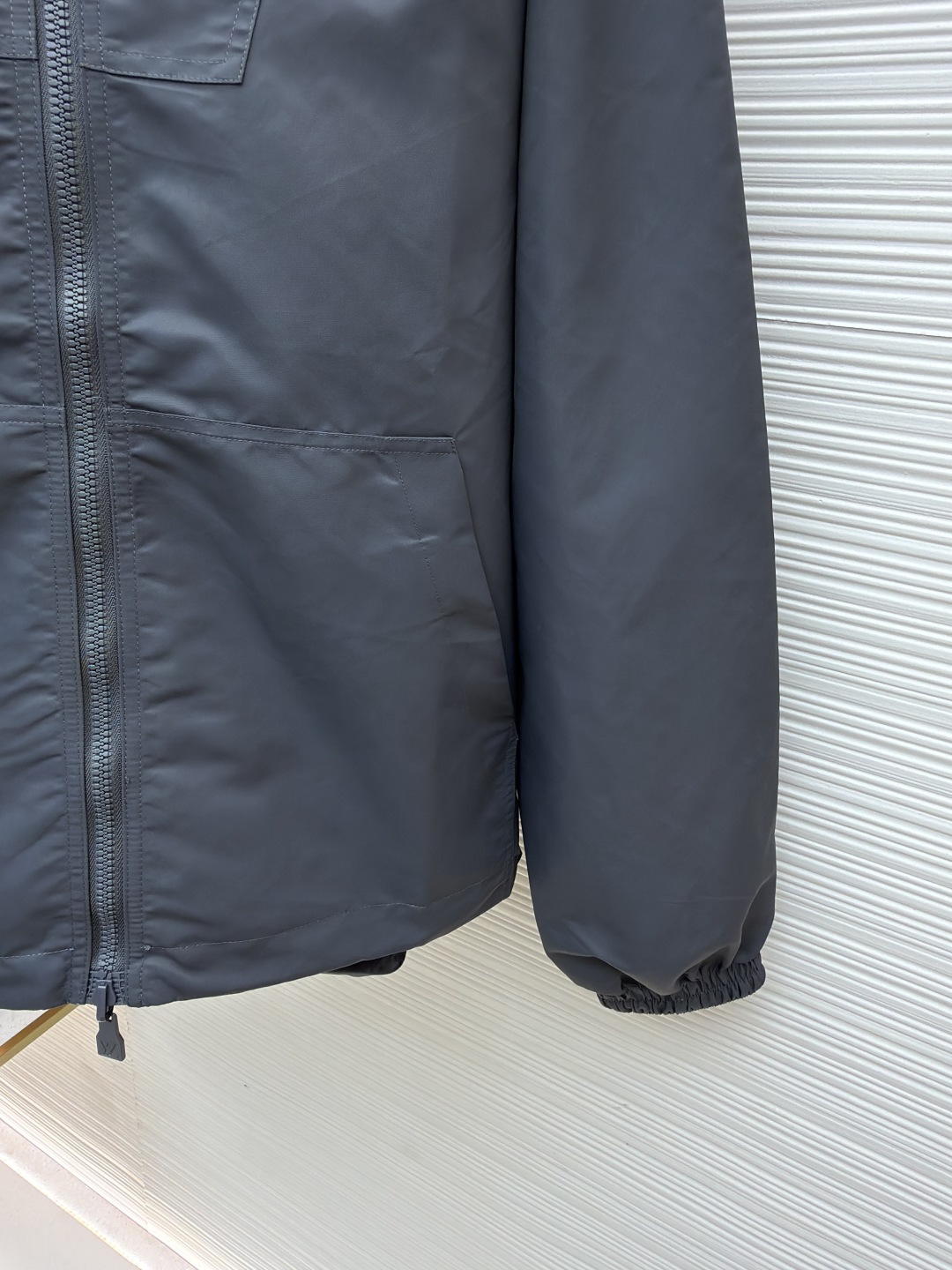 P310 L0UIS VUITT0N 双面老花提花夹克外套
●原版：22267购入开发
●货号：1681774-B75
●面料：锦纶面料
●工艺：提花制作
●版型：合身版型
●克重：约530克
●尺码：S-M-L-XL
●描述：YB购入打版，采用定制锦纶面料，双面可穿全幅 Monogram 图案和沉稳素色两式选择，搭配兜帽、拉链前襟、弹力袖口及下摆，Staples 定制皮标点缀胸前，双面可穿，能与同季下装搭配营造时尚造型，驾驭各种场合，定制辅料，三标齐全，男女同款！双面穿，特质尼龙纯色面，低调奢华，宽松版型，日常通勤休闲运动款，里布为真丝提花面布，手感极佳，高度还原！