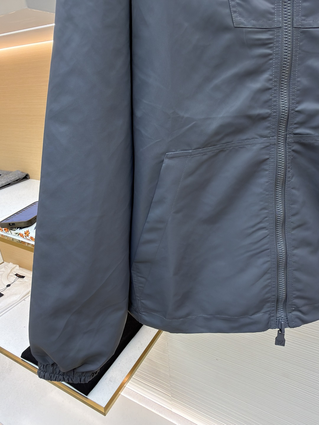 P310 L0UIS VUITT0N 双面老花提花夹克外套
●原版：22267购入开发
●货号：1681774-B75
●面料：锦纶面料
●工艺：提花制作
●版型：合身版型
●克重：约530克
●尺码：S-M-L-XL
●描述：YB购入打版，采用定制锦纶面料，双面可穿全幅 Monogram 图案和沉稳素色两式选择，搭配兜帽、拉链前襟、弹力袖口及下摆，Staples 定制皮标点缀胸前，双面可穿，能与同季下装搭配营造时尚造型，驾驭各种场合，定制辅料，三标齐全，男女同款！双面穿，特质尼龙纯色面，低调奢华，宽松版型，日常通勤休闲运动款，里布为真丝提花面布，手感极佳，高度还原！