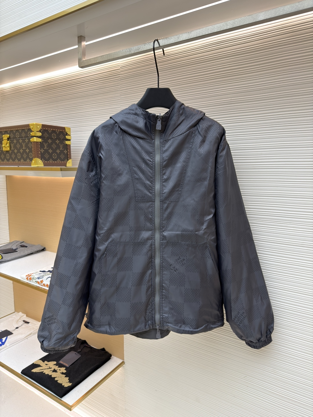 P310 L0UIS VUITT0N 双面老花提花夹克外套
●原版：22267购入开发
●货号：1681774-B75
●面料：锦纶面料
●工艺：提花制作
●版型：合身版型
●克重：约530克
●尺码：S-M-L-XL
●描述：YB购入打版，采用定制锦纶面料，双面可穿全幅 Monogram 图案和沉稳素色两式选择，搭配兜帽、拉链前襟、弹力袖口及下摆，Staples 定制皮标点缀胸前，双面可穿，能与同季下装搭配营造时尚造型，驾驭各种场合，定制辅料，三标齐全，男女同款！双面穿，特质尼龙纯色面，低调奢华，宽松版型，日常通勤休闲运动款，里布为真丝提花面布，手感极佳，高度还原！