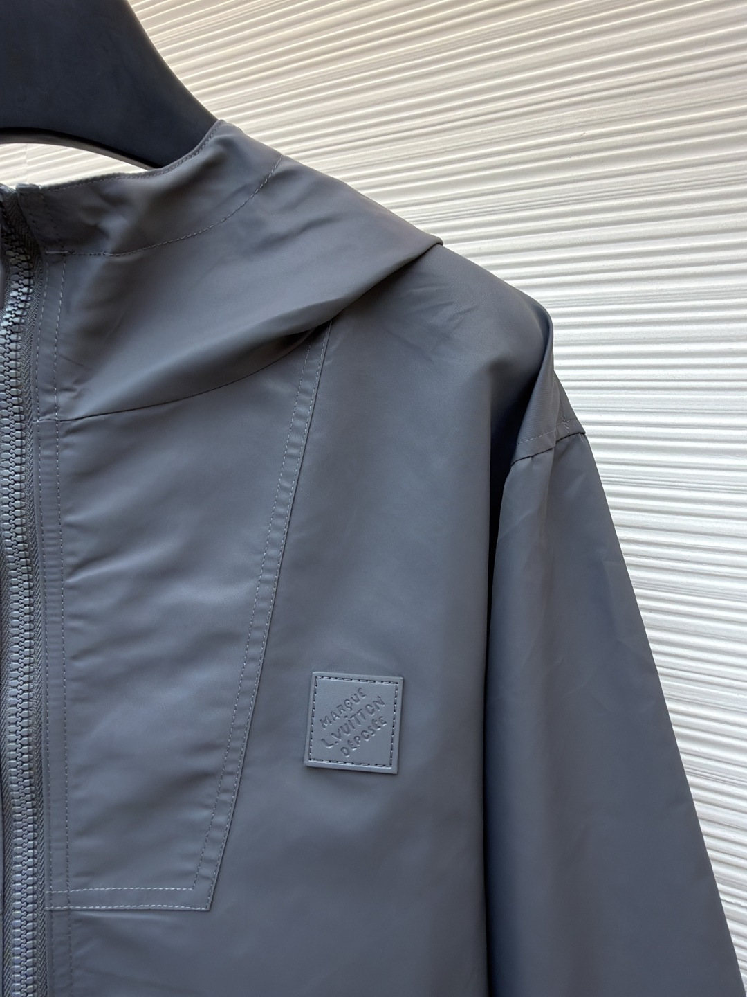 P310 L0UIS VUITT0N 双面老花提花夹克外套
●原版：22267购入开发
●货号：1681774-B75
●面料：锦纶面料
●工艺：提花制作
●版型：合身版型
●克重：约530克
●尺码：S-M-L-XL
●描述：YB购入打版，采用定制锦纶面料，双面可穿全幅 Monogram 图案和沉稳素色两式选择，搭配兜帽、拉链前襟、弹力袖口及下摆，Staples 定制皮标点缀胸前，双面可穿，能与同季下装搭配营造时尚造型，驾驭各种场合，定制辅料，三标齐全，男女同款！双面穿，特质尼龙纯色面，低调奢华，宽松版型，日常通勤休闲运动款，里布为真丝提花面布，手感极佳，高度还原！