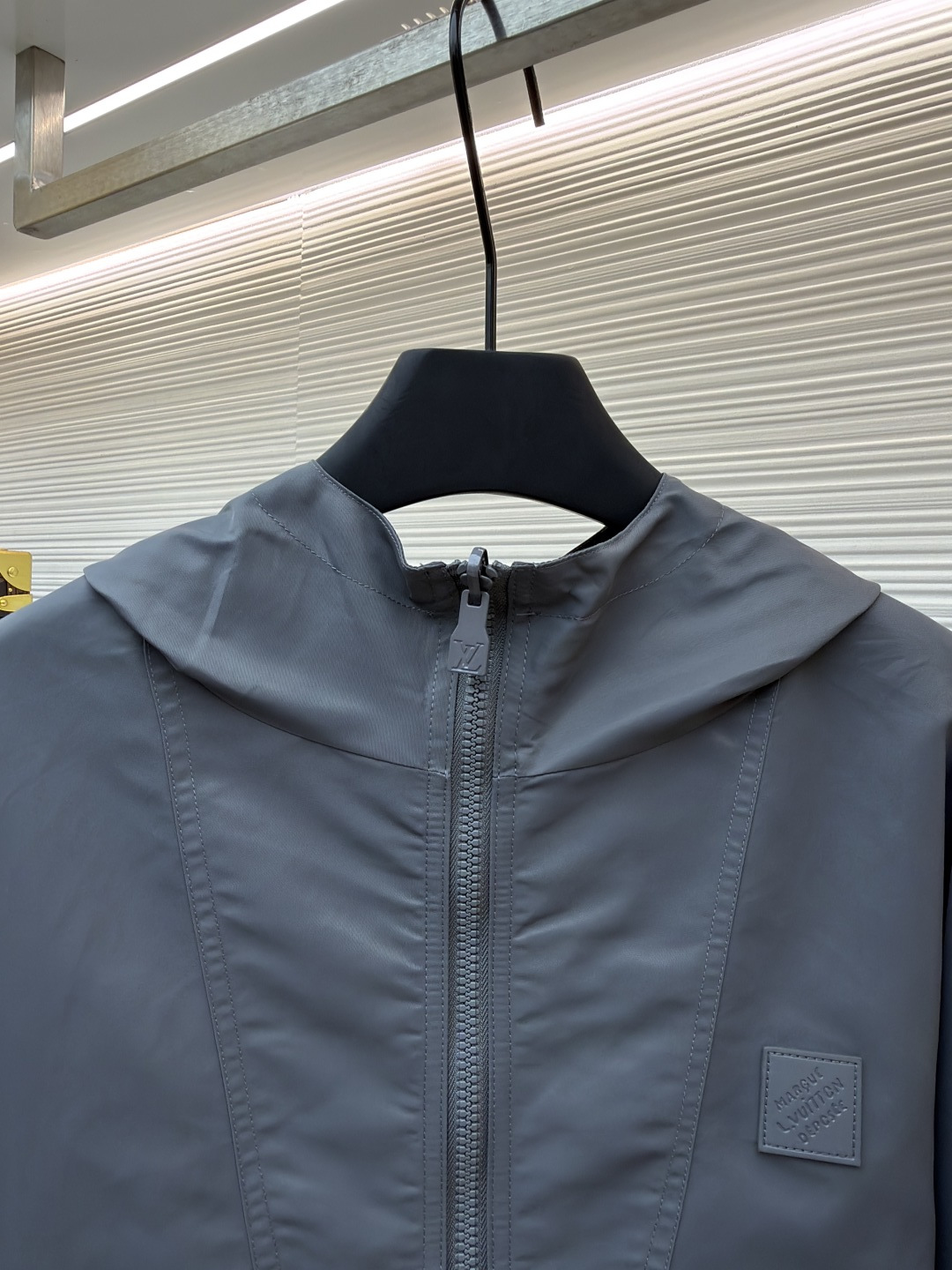 P310 L0UIS VUITT0N 双面老花提花夹克外套
●原版：22267购入开发
●货号：1681774-B75
●面料：锦纶面料
●工艺：提花制作
●版型：合身版型
●克重：约530克
●尺码：S-M-L-XL
●描述：YB购入打版，采用定制锦纶面料，双面可穿全幅 Monogram 图案和沉稳素色两式选择，搭配兜帽、拉链前襟、弹力袖口及下摆，Staples 定制皮标点缀胸前，双面可穿，能与同季下装搭配营造时尚造型，驾驭各种场合，定制辅料，三标齐全，男女同款！双面穿，特质尼龙纯色面，低调奢华，宽松版型，日常通勤休闲运动款，里布为真丝提花面布，手感极佳，高度还原！