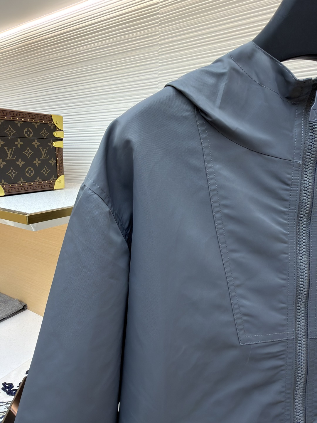 P310 L0UIS VUITT0N 双面老花提花夹克外套
●原版：22267购入开发
●货号：1681774-B75
●面料：锦纶面料
●工艺：提花制作
●版型：合身版型
●克重：约530克
●尺码：S-M-L-XL
●描述：YB购入打版，采用定制锦纶面料，双面可穿全幅 Monogram 图案和沉稳素色两式选择，搭配兜帽、拉链前襟、弹力袖口及下摆，Staples 定制皮标点缀胸前，双面可穿，能与同季下装搭配营造时尚造型，驾驭各种场合，定制辅料，三标齐全，男女同款！双面穿，特质尼龙纯色面，低调奢华，宽松版型，日常通勤休闲运动款，里布为真丝提花面布，手感极佳，高度还原！