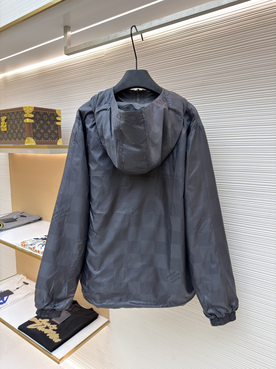 P310 L0UIS VUITT0N 双面老花提花夹克外套
●原版：22267购入开发
●货号：1681774-B75
●面料：锦纶面料
●工艺：提花制作
●版型：合身版型
●克重：约530克
●尺码：S-M-L-XL
●描述：YB购入打版，采用定制锦纶面料，双面可穿全幅 Monogram 图案和沉稳素色两式选择，搭配兜帽、拉链前襟、弹力袖口及下摆，Staples 定制皮标点缀胸前，双面可穿，能与同季下装搭配营造时尚造型，驾驭各种场合，定制辅料，三标齐全，男女同款！双面穿，特质尼龙纯色面，低调奢华，宽松版型，日常通勤休闲运动款，里布为真丝提花面布，手感极佳，高度还原！