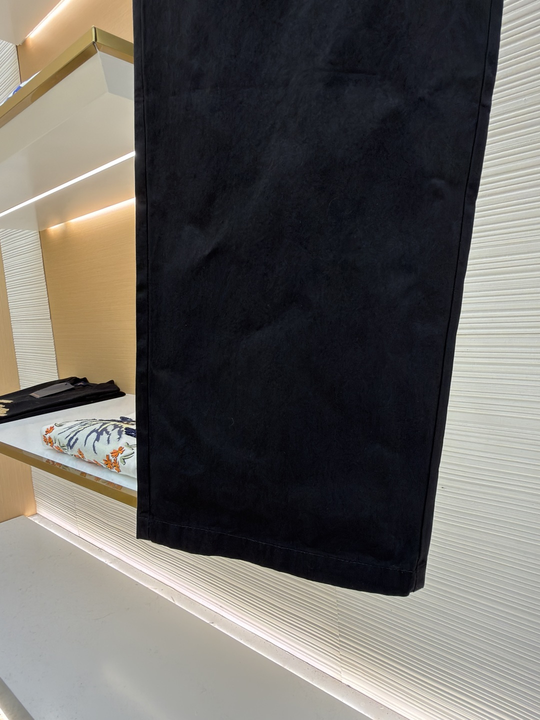 P205 Dior Mountain 刺绣休闲长裤
●原版：11500购入开发
●货号：1682043-A75
●面料：墨影棉斜纹锦面料
●工艺：刺绣制作
●颜色：黑色
●版型：合身版型
●克重：约485克
●尺码：44-46-48-50
●描述：定制墨影棉斜纹锦料 轻盈飘逸 舒适贴肤 经典以一袭纯粹黑色 勾勒现代男士的沉稳格调 极致的纯净感 侧面饰以Dior Mountain 刺绣提升格调 展现高山精神和灵感源自Dior 高订风格经典标识 以拉链侧袋为笔 勾勒极简主义的精致锋芒 硬朗机械感与柔美韵在方寸间达成微妙平衡 低调中透出奢华格调 百搭之王 魅力全开，采用进口机刺绣工艺 使用先进的计算机控制系统和精密的机械部件 实现Dior Mountain 刺绣作业  精度高 线条流畅而细腻，面料都经过浇洗 手感质感更佳 不易变形 不易缩水 不易褪色 保持长久的美观。整体走线平直细腻，面料舒适柔软，颜色一致无色差 能与同款搭配营造时尚造型，驾驭各种场合，定制辅料，三标齐全，男女同款！