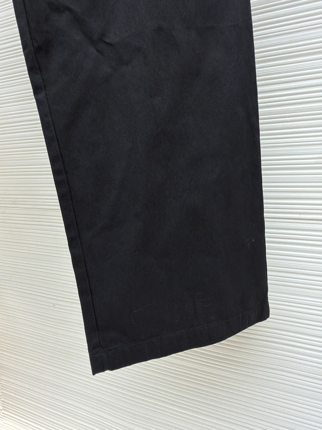 P205 Dior Mountain 刺绣休闲长裤
●原版：11500购入开发
●货号：1682043-A75
●面料：墨影棉斜纹锦面料
●工艺：刺绣制作
●颜色：黑色
●版型：合身版型
●克重：约485克
●尺码：44-46-48-50
●描述：定制墨影棉斜纹锦料 轻盈飘逸 舒适贴肤 经典以一袭纯粹黑色 勾勒现代男士的沉稳格调 极致的纯净感 侧面饰以Dior Mountain 刺绣提升格调 展现高山精神和灵感源自Dior 高订风格经典标识 以拉链侧袋为笔 勾勒极简主义的精致锋芒 硬朗机械感与柔美韵在方寸间达成微妙平衡 低调中透出奢华格调 百搭之王 魅力全开，采用进口机刺绣工艺 使用先进的计算机控制系统和精密的机械部件 实现Dior Mountain 刺绣作业  精度高 线条流畅而细腻，面料都经过浇洗 手感质感更佳 不易变形 不易缩水 不易褪色 保持长久的美观。整体走线平直细腻，面料舒适柔软，颜色一致无色差 能与同款搭配营造时尚造型，驾驭各种场合，定制辅料，三标齐全，男女同款！