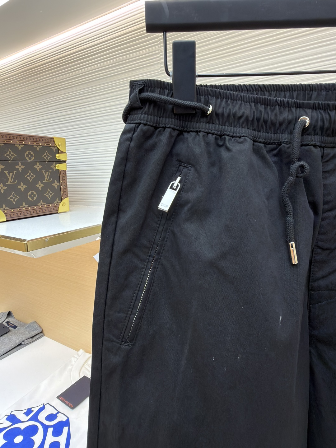 P205 Dior Mountain 刺绣休闲长裤
●原版：11500购入开发
●货号：1682043-A75
●面料：墨影棉斜纹锦面料
●工艺：刺绣制作
●颜色：黑色
●版型：合身版型
●克重：约485克
●尺码：44-46-48-50
●描述：定制墨影棉斜纹锦料 轻盈飘逸 舒适贴肤 经典以一袭纯粹黑色 勾勒现代男士的沉稳格调 极致的纯净感 侧面饰以Dior Mountain 刺绣提升格调 展现高山精神和灵感源自Dior 高订风格经典标识 以拉链侧袋为笔 勾勒极简主义的精致锋芒 硬朗机械感与柔美韵在方寸间达成微妙平衡 低调中透出奢华格调 百搭之王 魅力全开，采用进口机刺绣工艺 使用先进的计算机控制系统和精密的机械部件 实现Dior Mountain 刺绣作业  精度高 线条流畅而细腻，面料都经过浇洗 手感质感更佳 不易变形 不易缩水 不易褪色 保持长久的美观。整体走线平直细腻，面料舒适柔软，颜色一致无色差 能与同款搭配营造时尚造型，驾驭各种场合，定制辅料，三标齐全，男女同款！