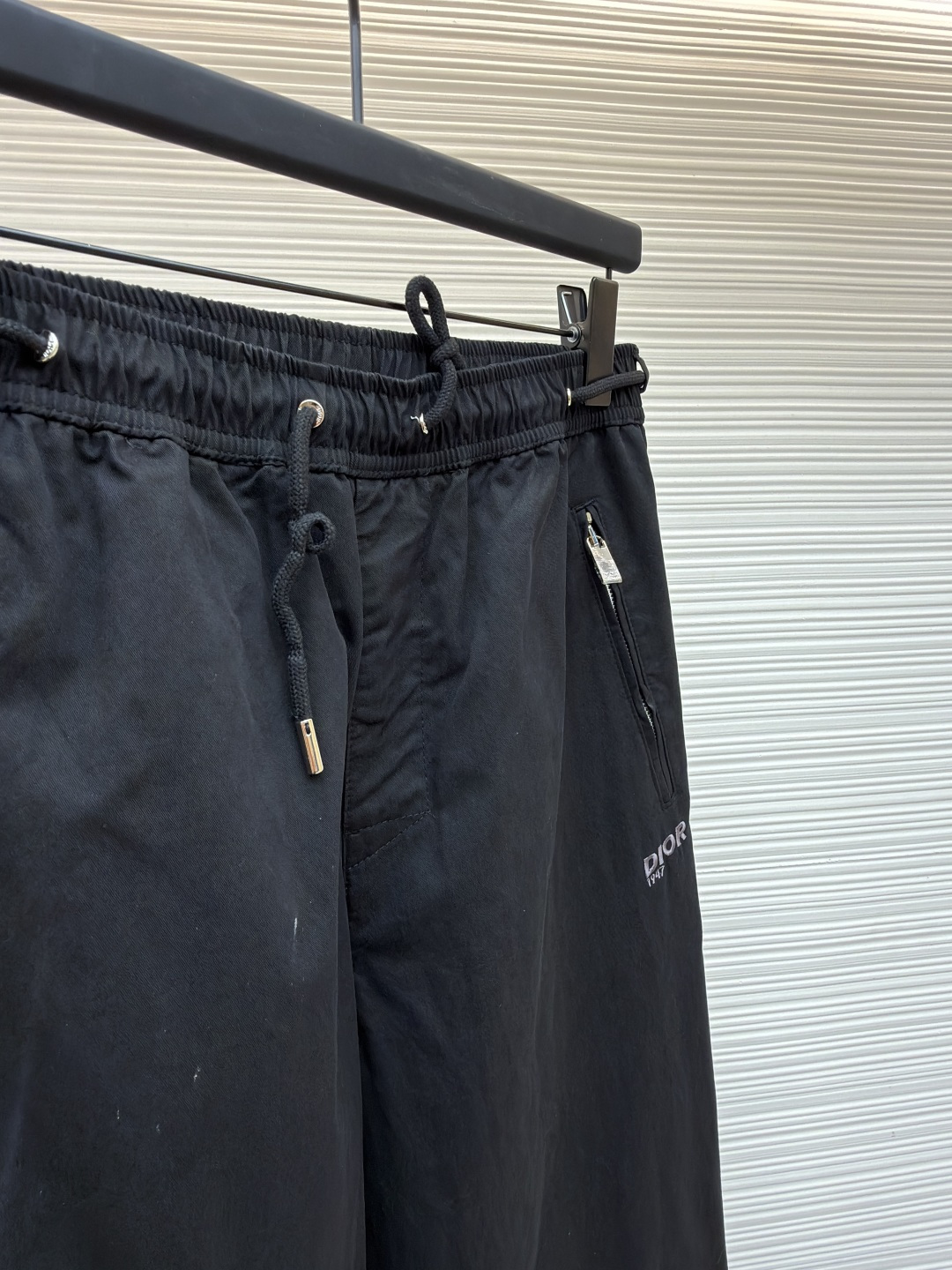 P205 Dior Mountain 刺绣休闲长裤
●原版：11500购入开发
●货号：1682043-A75
●面料：墨影棉斜纹锦面料
●工艺：刺绣制作
●颜色：黑色
●版型：合身版型
●克重：约485克
●尺码：44-46-48-50
●描述：定制墨影棉斜纹锦料 轻盈飘逸 舒适贴肤 经典以一袭纯粹黑色 勾勒现代男士的沉稳格调 极致的纯净感 侧面饰以Dior Mountain 刺绣提升格调 展现高山精神和灵感源自Dior 高订风格经典标识 以拉链侧袋为笔 勾勒极简主义的精致锋芒 硬朗机械感与柔美韵在方寸间达成微妙平衡 低调中透出奢华格调 百搭之王 魅力全开，采用进口机刺绣工艺 使用先进的计算机控制系统和精密的机械部件 实现Dior Mountain 刺绣作业  精度高 线条流畅而细腻，面料都经过浇洗 手感质感更佳 不易变形 不易缩水 不易褪色 保持长久的美观。整体走线平直细腻，面料舒适柔软，颜色一致无色差 能与同款搭配营造时尚造型，驾驭各种场合，定制辅料，三标齐全，男女同款！