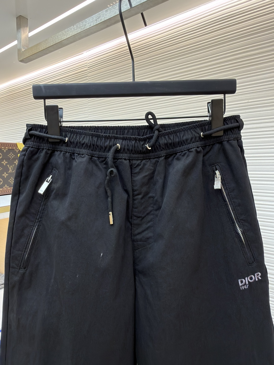 P205 Dior Mountain 刺绣休闲长裤
●原版：11500购入开发
●货号：1682043-A75
●面料：墨影棉斜纹锦面料
●工艺：刺绣制作
●颜色：黑色
●版型：合身版型
●克重：约485克
●尺码：44-46-48-50
●描述：定制墨影棉斜纹锦料 轻盈飘逸 舒适贴肤 经典以一袭纯粹黑色 勾勒现代男士的沉稳格调 极致的纯净感 侧面饰以Dior Mountain 刺绣提升格调 展现高山精神和灵感源自Dior 高订风格经典标识 以拉链侧袋为笔 勾勒极简主义的精致锋芒 硬朗机械感与柔美韵在方寸间达成微妙平衡 低调中透出奢华格调 百搭之王 魅力全开，采用进口机刺绣工艺 使用先进的计算机控制系统和精密的机械部件 实现Dior Mountain 刺绣作业  精度高 线条流畅而细腻，面料都经过浇洗 手感质感更佳 不易变形 不易缩水 不易褪色 保持长久的美观。整体走线平直细腻，面料舒适柔软，颜色一致无色差 能与同款搭配营造时尚造型，驾驭各种场合，定制辅料，三标齐全，男女同款！