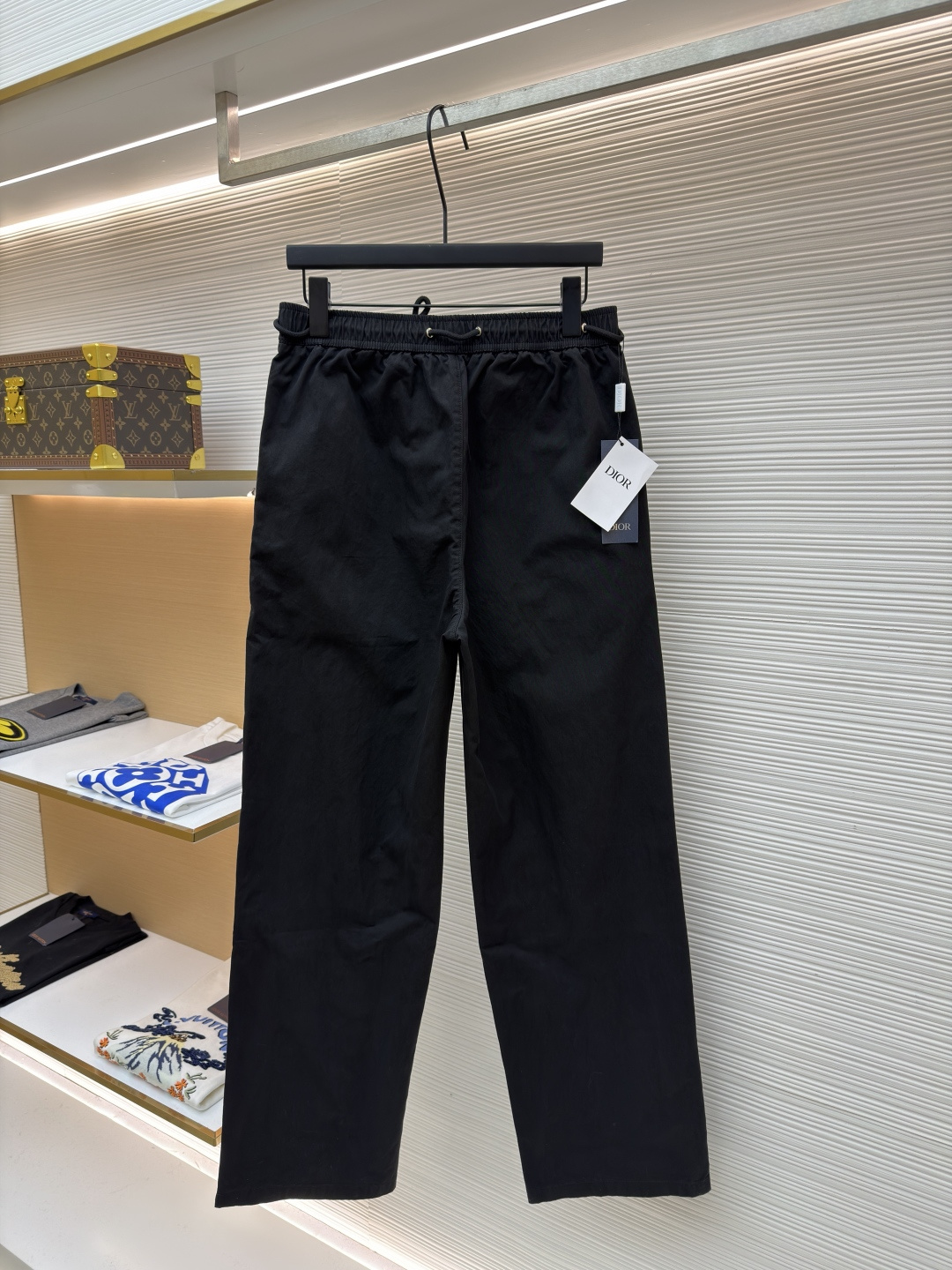 P205 Dior Mountain 刺绣休闲长裤
●原版：11500购入开发
●货号：1682043-A75
●面料：墨影棉斜纹锦面料
●工艺：刺绣制作
●颜色：黑色
●版型：合身版型
●克重：约485克
●尺码：44-46-48-50
●描述：定制墨影棉斜纹锦料 轻盈飘逸 舒适贴肤 经典以一袭纯粹黑色 勾勒现代男士的沉稳格调 极致的纯净感 侧面饰以Dior Mountain 刺绣提升格调 展现高山精神和灵感源自Dior 高订风格经典标识 以拉链侧袋为笔 勾勒极简主义的精致锋芒 硬朗机械感与柔美韵在方寸间达成微妙平衡 低调中透出奢华格调 百搭之王 魅力全开，采用进口机刺绣工艺 使用先进的计算机控制系统和精密的机械部件 实现Dior Mountain 刺绣作业  精度高 线条流畅而细腻，面料都经过浇洗 手感质感更佳 不易变形 不易缩水 不易褪色 保持长久的美观。整体走线平直细腻，面料舒适柔软，颜色一致无色差 能与同款搭配营造时尚造型，驾驭各种场合，定制辅料，三标齐全，男女同款！